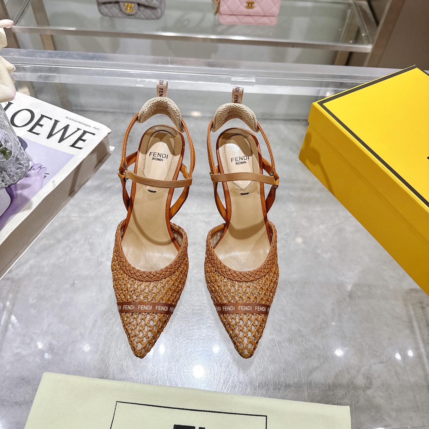 NO:409691,Colibrì series Leather woven hollow heels ……………………………………………………………………………………………………………………………………………………………………………………………………………………………………………………………………………………………………………………………………………………………………………………………………………………………………………………………………………………………………………………………………………………………………………………………………………………………………………………………………………………………………………………………………………………………………………………………………………………………………………………………………………………………………………………………………………………………………………………………………………………………………………………………………………………………………………………………………………………………………………………………………………………………………………………………………………………………………………………………………………………………………19860909Colibrì 系列 皮革编织镂空露跟高跟鞋 …………………………………  橡胶底 真皮底 _____________________ 该鞋款以敏捷轻盈著称的意大利蜂鸟命名,其标志性风格将柔美的露跟廓形与高科技细节融为一体. 婉约流线型Colibrì 露跟鞋,采用包裹足部的纤细弹性带.皮革材质编织,撞色搭配. …………………………… 材质 鞋面皮革编织面料&牛皮 内里垫脚 进口山羊皮 鞋跟原版独立开模烤漆鞋跟 码数 34—41（34、41定制不退换） 4色入,高跟鞋,high heels,cowhide,sheepskin,Women's Shoes