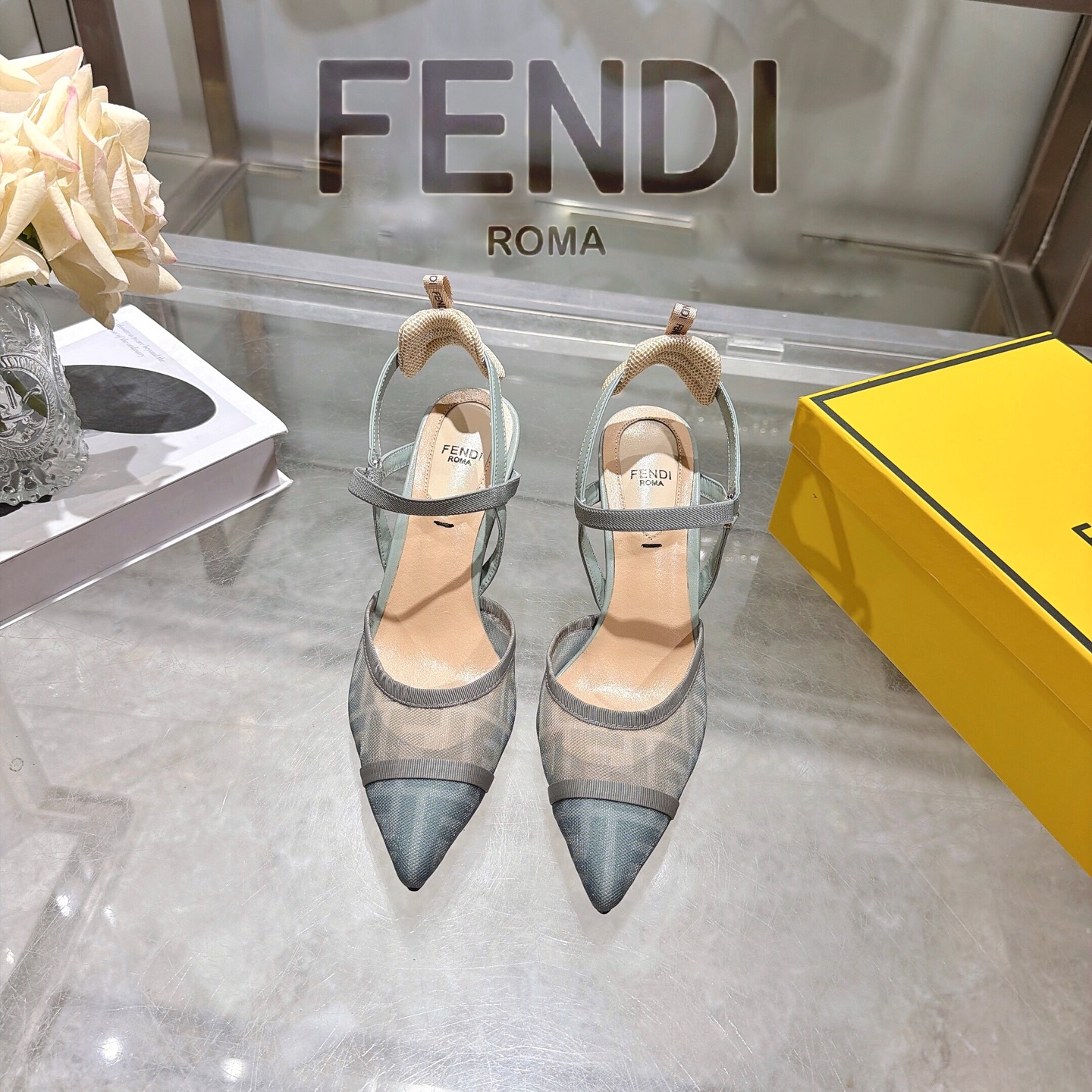 NO:876643,Colibrì series Mesh hollow slingback high heels ……………………………… Fendi Colibri Lite series FF slingback high heels Rubber sole Genuine leather sole __________________ Graceful and streamlined Colibrì Lite slingback shoes with a slim elastic strap that wraps the foot. Customized brand FF pattern mesh fabric material, FF contrasting jacquard pattern, with leather details and ribbon trimming. One-to-one original production. ……………………………… Material  Upper brand FF mesh fabric & cowhide, lining & foot pads, imported goatskin, original independently molded and painted heel, size 35-40 (41 customized, non-refundable) [warm reminder only exchange sizes of the same color], sandals, fendi, sandals, high heels, cowhide, sheepskin19860909Colibrì 系列 网面镂空露跟高跟鞋 ………………………………… Fendi Colibri Lite系列 FF露跟高跟鞋  橡胶底 真皮底 _____________________ 婉约流线型Colibrì Lite露跟鞋,采用包裹足部的纤细弹性带.定制品牌FF图案网眼布面材质,FF撞色提花图案,搭配皮革细节和饰带配边.一比一原版制作. …………………………… 材质 鞋面品牌FF网眼布面料&牛皮 内里&垫脚 进口山羊皮 鞋跟原版独立开模烤漆鞋跟 码数 35—40（41定制不退换）【温馨提示只换同色码数】,凉鞋,fendi,sandals,high heels,cowhide,sheepskin,Women's Shoes