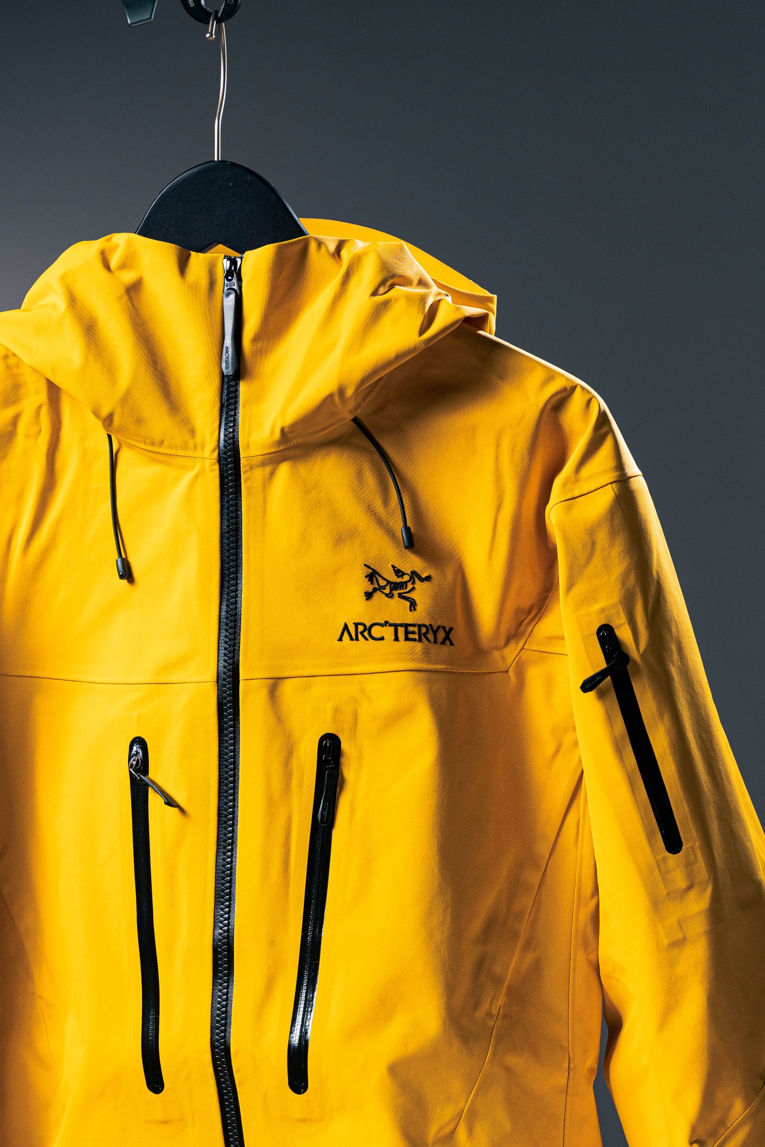 Arc'teryx Waterproof Gore-Tex Hooded Jacket - Business, Casual & Outdoor Ready 3 a1729711711116 0103