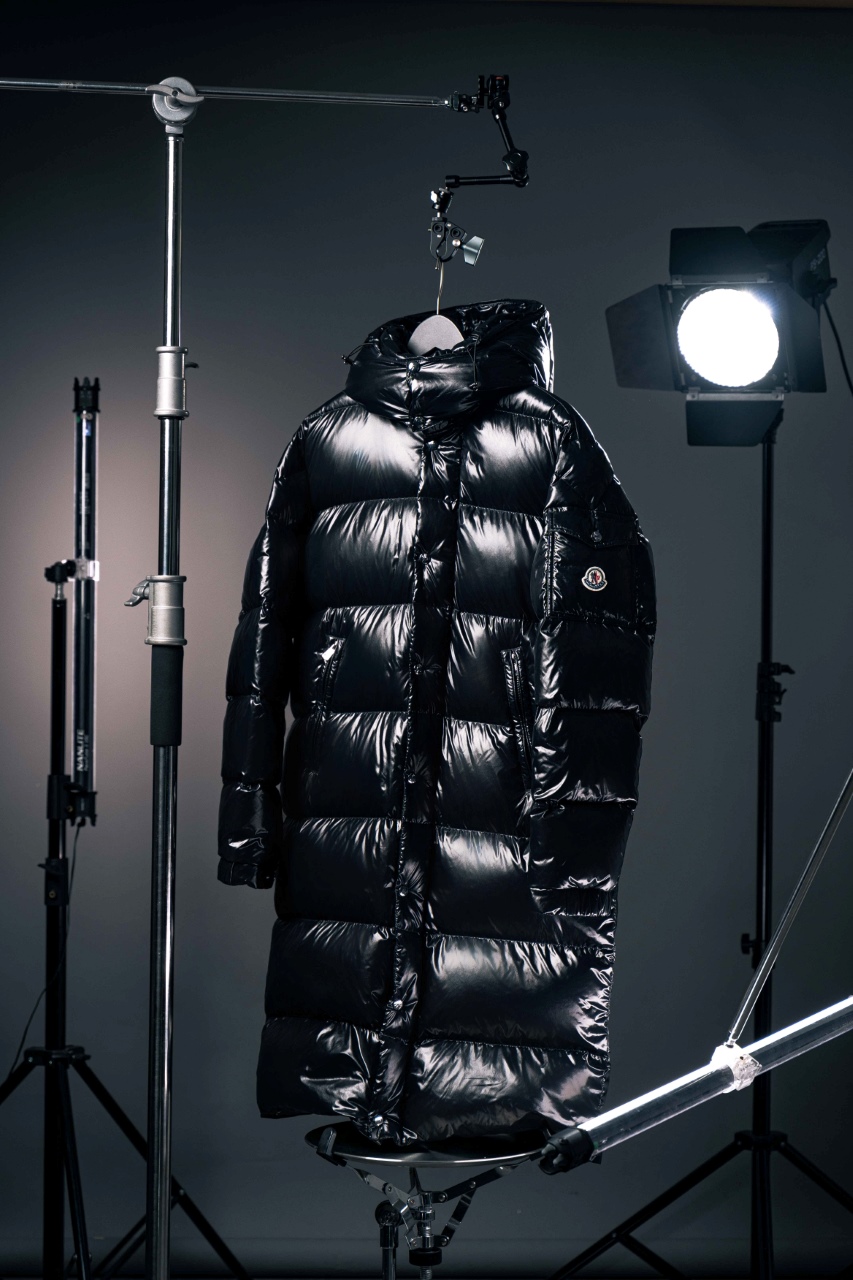 Moncler蒙口MC Maya玛雅长款羽绒服 -国标90白鸭绒 面料采用尼龙制成搭配标志性长方格绗缝，是经典风格典范，跨越季节与时尚的经典短款设计，具有个性鲜明的轮廓，可拆卸风帽和可调节下摆，袖标口袋羽绒服受到80年代标致性外套的影响，Maya以现代风格和尖端元素重新审视了品牌档案中的造型，这是品牌在滑雪装备方面获得的专业成果，无论在运动方面，还是在服饰风格，这件高性能和积极精神的夹克具有好胜者强烈要求夺冠的所有元素 #内里填充国标90白鸭绒，带检测报告 ①购置大厂原料，羽绒原料透明度800度以上，经过烘干，消毒，无污染无杂质，羽绒不潮，不焦，不脆，柔软润滑，光泽好，蓬松度高 ②原料带检测报告，全部按国标检测，羽绒原料多道工序处理，粗分，除灰，清洗，晾干，烘干，冷却，全程符合国标标准，拒绝胶水绒 ③国标90白鸭绒，不含长毛片，细选大绒朵，高蓬松度，高保暖性 #采用面料100% 锦纶，里料100%锦纶，高密度面料，拒水透气，有效防止细雨打湿内里，柔软透气舒适 #防跑绒工艺，防止钻绒，精心工艺，高度锁绒，解决钻绒烦恼 ①采用进口风琴防绒针，有效防止高温破坏面料，针孔更细，有效疏导静电，降低钻绒的可能 ②紧密缝制，进口缝纫设备，每厘米高达13针 ③包边锁绒，双线立体包边，服帖不跑绒 ④防钻绒胆布，紧紧锁住羽绒，面料定织过程中加入特种防水助剂，给面料做防泼水处理，让雨雪不易侵入 #毛毡刺绣标，采用进口Barudan/百灵达绣花机，刺绣清晰精致立体饱满 #原标定制，水洗标织唛标，每联对应细节，内部图画采用圆角车线 #三标齐全：吊牌、领标、水洗标 #开模定制五金，定做刻字五金，附带感应芯片 #注意事项，洗涤只能干洗，只能干洗，只能干洗，羽绒服产品不可落水机洗（洗衣机的羽绒洗或者空气洗都不行），不可手洗洗涤，表面脏了用湿布擦拭即可，不能长时间再阳光下暴晒，正确的洗涤方式可使衣服使用寿命延长 Size：1 2 3 4