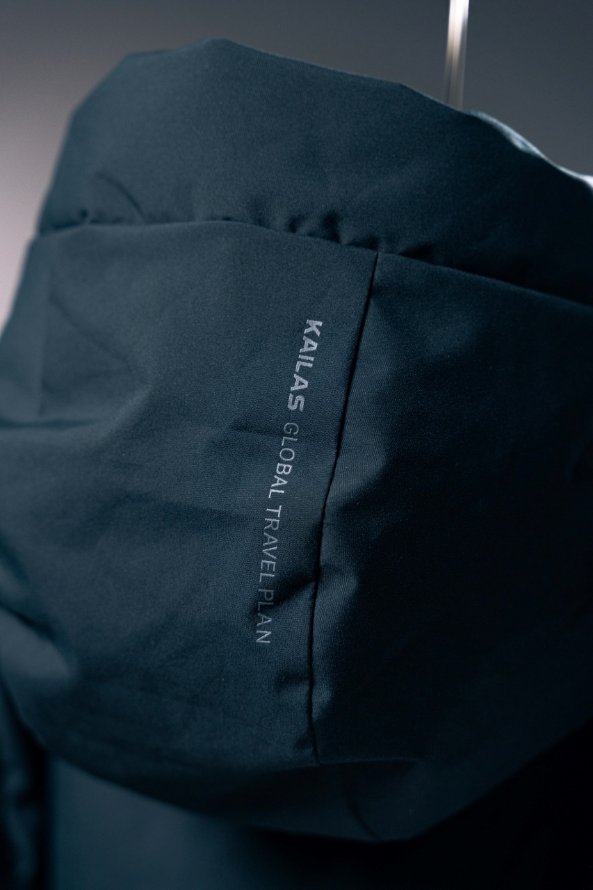 💰540 今日现货上新
【N厂凯乐石达古冬季户外抗寒加厚登山防风鹅绒服】独家货源
设计理念：
      这款凯乐石达古鹅绒服是以中国川西阿坝的达古冰川命名的一款鹅绒服，全气候适应，应对山地四季多变气候及温差满足湿冷环境中的保暖防护需求, 为湿冷天气下徒步登山及山地生活设计，具备高性能保暖科技和防风防小雨功能，当外部冷气入侵，即使汗湿情况下，仍可保持恒定保暖，一款高性能羽绒服为你提供需求。
面料+特点：
        ✅ 采用原版定制FILTER-TEC科技面料提供防风保护
        ✅  可调节立体充绒防风帽
        ✅ 填充700蓬鹅绒，绒子含量达90%，高效保暖
        ✅每件衣服充绒量为180g➕以上
        ✅两侧拉链插手袋，内里设有拉链口袋和收纳网袋，方便收纳物品
        ✅透气拉链设计，快速散热
        ✅弹力防风袖口，防止寒气进入
        ✅内里洗水友好结构设计，便于清洗
        ✅兼具防风抗水、透汽、耐磨等全面防护性能，更好应对徒步穿越中的多变天气挑战
        ✅面料采用撞色设计，独特大方
        ✅大臂后侧有独特的透气拉链设计，快速散热
        ✅ 在户外微雨环境下，能够抵挡水滴，防止渗透，抵御日常油污，拒绝吸收油液体类，易去污，普通洗涤，即可轻易去除污迹
        ✅  抗风，透气，轻微保暖，耐磨
        ✅ 三维调节风帽贴脸不漏风，不遮挡
        ✅男女同款 版型偏宽松，冬季必备
        ✅适合亚洲人群

工艺：
       ✅这款凯乐石达古鹅绒服是以中国川西阿坝的达古冰川命名的一款鹅绒服，全气候适应，应对山地四季多变气候及温差满足湿冷环境中的保暖防护需求, 为湿冷天气下徒步登山及山地生活设计，具备高性能保暖科技和防风防小雨功能，当外部冷气入侵，即使汗湿情况下，仍可保持恒定保暖，一款高性能羽绒服为你提供需求，兼具防风抗水、透汽、耐磨、运动延展等性能耐久耐候性尤为出色，轻松应对丛林、岩石复杂坏境它是一款低调简约款，上身以后的舒适感一定会惊艳你。