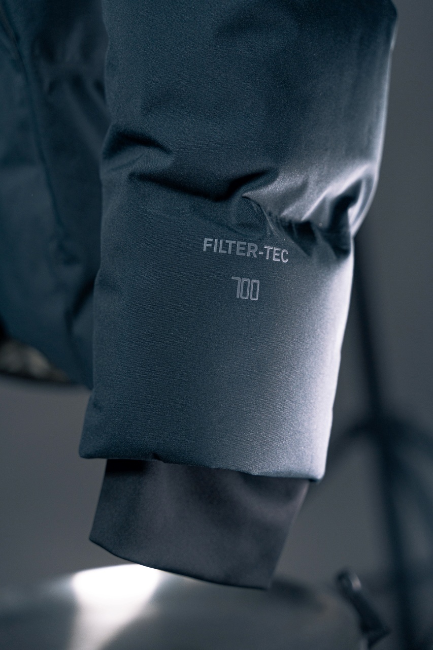 💰540 今日现货上新
【N厂凯乐石达古冬季户外抗寒加厚登山防风鹅绒服】独家货源
设计理念：
      这款凯乐石达古鹅绒服是以中国川西阿坝的达古冰川命名的一款鹅绒服，全气候适应，应对山地四季多变气候及温差满足湿冷环境中的保暖防护需求, 为湿冷天气下徒步登山及山地生活设计，具备高性能保暖科技和防风防小雨功能，当外部冷气入侵，即使汗湿情况下，仍可保持恒定保暖，一款高性能羽绒服为你提供需求。
面料+特点：
        ✅ 采用原版定制FILTER-TEC科技面料提供防风保护
        ✅  可调节立体充绒防风帽
        ✅ 填充700蓬鹅绒，绒子含量达90%，高效保暖
        ✅每件衣服充绒量为180g➕以上
        ✅两侧拉链插手袋，内里设有拉链口袋和收纳网袋，方便收纳物品
        ✅透气拉链设计，快速散热
        ✅弹力防风袖口，防止寒气进入
        ✅内里洗水友好结构设计，便于清洗
        ✅兼具防风抗水、透汽、耐磨等全面防护性能，更好应对徒步穿越中的多变天气挑战
        ✅面料采用撞色设计，独特大方
        ✅大臂后侧有独特的透气拉链设计，快速散热
        ✅ 在户外微雨环境下，能够抵挡水滴，防止渗透，抵御日常油污，拒绝吸收油液体类，易去污，普通洗涤，即可轻易去除污迹
        ✅  抗风，透气，轻微保暖，耐磨
        ✅ 三维调节风帽贴脸不漏风，不遮挡
        ✅男女同款 版型偏宽松，冬季必备
        ✅适合亚洲人群

工艺：
       ✅这款凯乐石达古鹅绒服是以中国川西阿坝的达古冰川命名的一款鹅绒服，全气候适应，应对山地四季多变气候及温差满足湿冷环境中的保暖防护需求, 为湿冷天气下徒步登山及山地生活设计，具备高性能保暖科技和防风防小雨功能，当外部冷气入侵，即使汗湿情况下，仍可保持恒定保暖，一款高性能羽绒服为你提供需求，兼具防风抗水、透汽、耐磨、运动延展等性能耐久耐候性尤为出色，轻松应对丛林、岩石复杂坏境它是一款低调简约款，上身以后的舒适感一定会惊艳你。