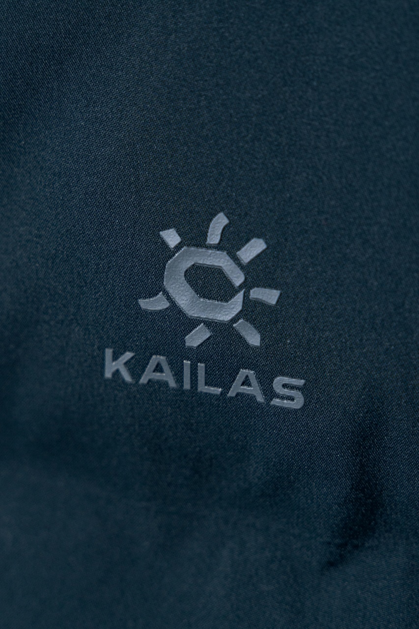 💰540 今日现货上新
【N厂凯乐石达古冬季户外抗寒加厚登山防风鹅绒服】独家货源
设计理念：
      这款凯乐石达古鹅绒服是以中国川西阿坝的达古冰川命名的一款鹅绒服，全气候适应，应对山地四季多变气候及温差满足湿冷环境中的保暖防护需求, 为湿冷天气下徒步登山及山地生活设计，具备高性能保暖科技和防风防小雨功能，当外部冷气入侵，即使汗湿情况下，仍可保持恒定保暖，一款高性能羽绒服为你提供需求。
面料+特点：
        ✅ 采用原版定制FILTER-TEC科技面料提供防风保护
        ✅  可调节立体充绒防风帽
        ✅ 填充700蓬鹅绒，绒子含量达90%，高效保暖
        ✅每件衣服充绒量为180g➕以上
        ✅两侧拉链插手袋，内里设有拉链口袋和收纳网袋，方便收纳物品
        ✅透气拉链设计，快速散热
        ✅弹力防风袖口，防止寒气进入
        ✅内里洗水友好结构设计，便于清洗
        ✅兼具防风抗水、透汽、耐磨等全面防护性能，更好应对徒步穿越中的多变天气挑战
        ✅面料采用撞色设计，独特大方
        ✅大臂后侧有独特的透气拉链设计，快速散热
        ✅ 在户外微雨环境下，能够抵挡水滴，防止渗透，抵御日常油污，拒绝吸收油液体类，易去污，普通洗涤，即可轻易去除污迹
        ✅  抗风，透气，轻微保暖，耐磨
        ✅ 三维调节风帽贴脸不漏风，不遮挡
        ✅男女同款 版型偏宽松，冬季必备
        ✅适合亚洲人群

工艺：
       ✅这款凯乐石达古鹅绒服是以中国川西阿坝的达古冰川命名的一款鹅绒服，全气候适应，应对山地四季多变气候及温差满足湿冷环境中的保暖防护需求, 为湿冷天气下徒步登山及山地生活设计，具备高性能保暖科技和防风防小雨功能，当外部冷气入侵，即使汗湿情况下，仍可保持恒定保暖，一款高性能羽绒服为你提供需求，兼具防风抗水、透汽、耐磨、运动延展等性能耐久耐候性尤为出色，轻松应对丛林、岩石复杂坏境它是一款低调简约款，上身以后的舒适感一定会惊艳你。