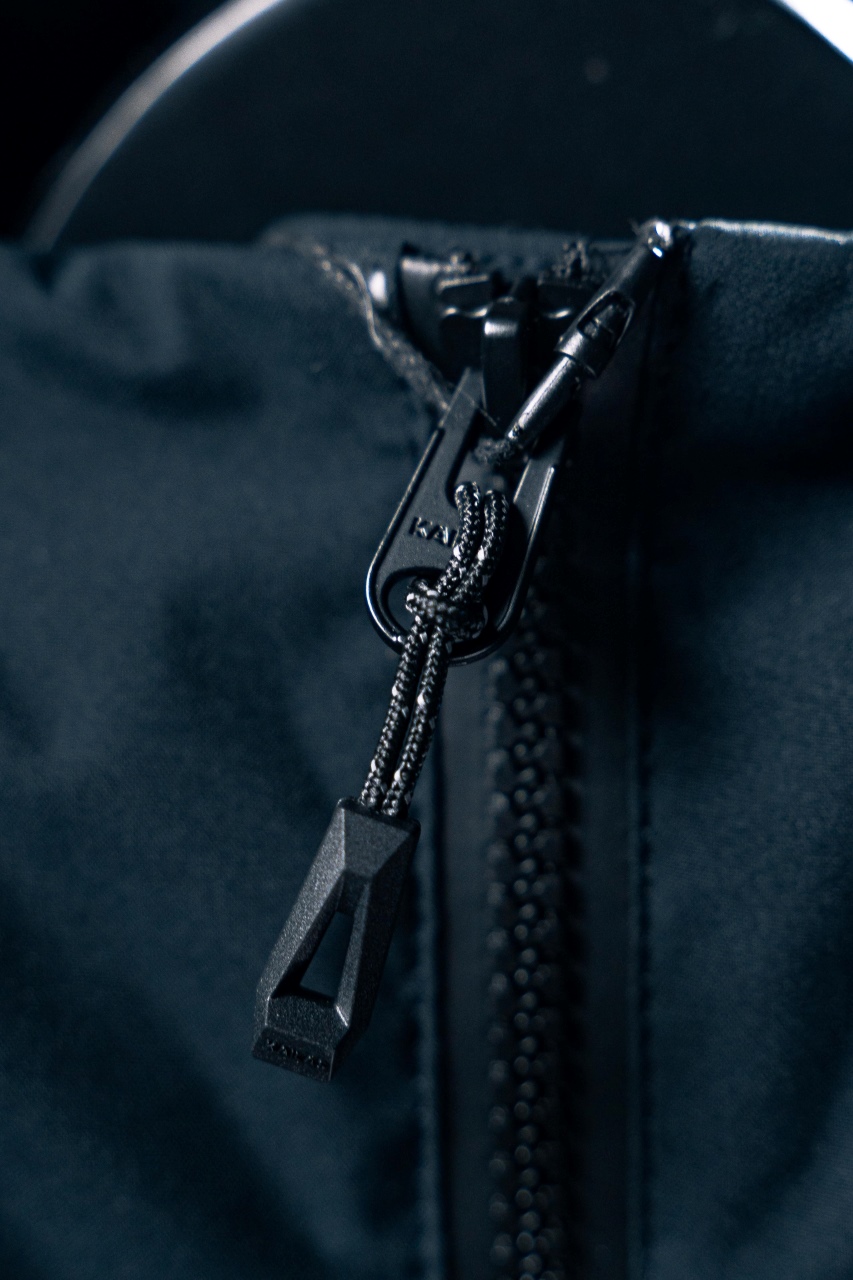 💰540 今日现货上新
【N厂凯乐石达古冬季户外抗寒加厚登山防风鹅绒服】独家货源
设计理念：
      这款凯乐石达古鹅绒服是以中国川西阿坝的达古冰川命名的一款鹅绒服，全气候适应，应对山地四季多变气候及温差满足湿冷环境中的保暖防护需求, 为湿冷天气下徒步登山及山地生活设计，具备高性能保暖科技和防风防小雨功能，当外部冷气入侵，即使汗湿情况下，仍可保持恒定保暖，一款高性能羽绒服为你提供需求。
面料+特点：
        ✅ 采用原版定制FILTER-TEC科技面料提供防风保护
        ✅  可调节立体充绒防风帽
        ✅ 填充700蓬鹅绒，绒子含量达90%，高效保暖
        ✅每件衣服充绒量为180g➕以上
        ✅两侧拉链插手袋，内里设有拉链口袋和收纳网袋，方便收纳物品
        ✅透气拉链设计，快速散热
        ✅弹力防风袖口，防止寒气进入
        ✅内里洗水友好结构设计，便于清洗
        ✅兼具防风抗水、透汽、耐磨等全面防护性能，更好应对徒步穿越中的多变天气挑战
        ✅面料采用撞色设计，独特大方
        ✅大臂后侧有独特的透气拉链设计，快速散热
        ✅ 在户外微雨环境下，能够抵挡水滴，防止渗透，抵御日常油污，拒绝吸收油液体类，易去污，普通洗涤，即可轻易去除污迹
        ✅  抗风，透气，轻微保暖，耐磨
        ✅ 三维调节风帽贴脸不漏风，不遮挡
        ✅男女同款 版型偏宽松，冬季必备
        ✅适合亚洲人群

工艺：
       ✅这款凯乐石达古鹅绒服是以中国川西阿坝的达古冰川命名的一款鹅绒服，全气候适应，应对山地四季多变气候及温差满足湿冷环境中的保暖防护需求, 为湿冷天气下徒步登山及山地生活设计，具备高性能保暖科技和防风防小雨功能，当外部冷气入侵，即使汗湿情况下，仍可保持恒定保暖，一款高性能羽绒服为你提供需求，兼具防风抗水、透汽、耐磨、运动延展等性能耐久耐候性尤为出色，轻松应对丛林、岩石复杂坏境它是一款低调简约款，上身以后的舒适感一定会惊艳你。