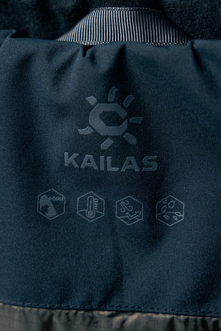 💰540 今日现货上新
【N厂凯乐石达古冬季户外抗寒加厚登山防风鹅绒服】独家货源
设计理念：
      这款凯乐石达古鹅绒服是以中国川西阿坝的达古冰川命名的一款鹅绒服，全气候适应，应对山地四季多变气候及温差满足湿冷环境中的保暖防护需求, 为湿冷天气下徒步登山及山地生活设计，具备高性能保暖科技和防风防小雨功能，当外部冷气入侵，即使汗湿情况下，仍可保持恒定保暖，一款高性能羽绒服为你提供需求。
面料+特点：
        ✅ 采用原版定制FILTER-TEC科技面料提供防风保护
        ✅  可调节立体充绒防风帽
        ✅ 填充700蓬鹅绒，绒子含量达90%，高效保暖
        ✅每件衣服充绒量为180g➕以上
        ✅两侧拉链插手袋，内里设有拉链口袋和收纳网袋，方便收纳物品
        ✅透气拉链设计，快速散热
        ✅弹力防风袖口，防止寒气进入
        ✅内里洗水友好结构设计，便于清洗
        ✅兼具防风抗水、透汽、耐磨等全面防护性能，更好应对徒步穿越中的多变天气挑战
        ✅面料采用撞色设计，独特大方
        ✅大臂后侧有独特的透气拉链设计，快速散热
        ✅ 在户外微雨环境下，能够抵挡水滴，防止渗透，抵御日常油污，拒绝吸收油液体类，易去污，普通洗涤，即可轻易去除污迹
        ✅  抗风，透气，轻微保暖，耐磨
        ✅ 三维调节风帽贴脸不漏风，不遮挡
        ✅男女同款 版型偏宽松，冬季必备
        ✅适合亚洲人群

工艺：
       ✅这款凯乐石达古鹅绒服是以中国川西阿坝的达古冰川命名的一款鹅绒服，全气候适应，应对山地四季多变气候及温差满足湿冷环境中的保暖防护需求, 为湿冷天气下徒步登山及山地生活设计，具备高性能保暖科技和防风防小雨功能，当外部冷气入侵，即使汗湿情况下，仍可保持恒定保暖，一款高性能羽绒服为你提供需求，兼具防风抗水、透汽、耐磨、运动延展等性能耐久耐候性尤为出色，轻松应对丛林、岩石复杂坏境它是一款低调简约款，上身以后的舒适感一定会惊艳你。