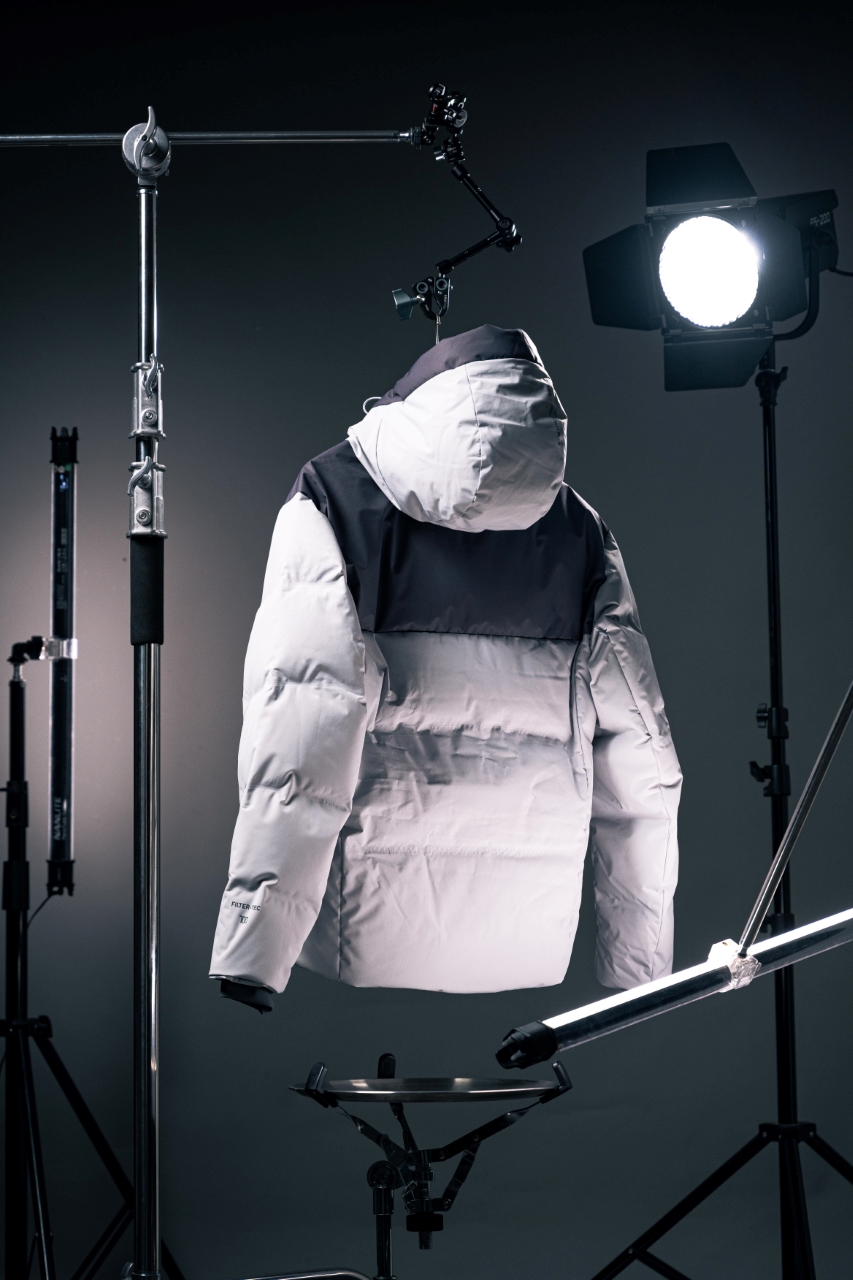 💰540 凯乐石达古羽绒服
【N厂凯乐石达古冬季户外抗寒加厚登山防风鹅绒服】独家货源
设计理念：
      这款凯乐石达古鹅绒服是以中国川西阿坝的达古冰川命名的一款鹅绒服，全气候适应，应对山地四季多变气候及温差满足湿冷环境中的保暖防护需求, 为湿冷天气下徒步登山及山地生活设计，具备高性能保暖科技和防风防小雨功能，当外部冷气入侵，即使汗湿情况下，仍可保持恒定保暖，一款高性能羽绒服为你提供需求。
面料+特点：
        ✅ 采用原版定制FILTER-TEC科技面料提供防风保护
        ✅  可调节立体充绒防风帽
        ✅ 填充700蓬鹅绒，绒子含量达90%，高效保暖
        ✅每件衣服充绒量为180g➕以上
        ✅两侧拉链插手袋，内里设有拉链口袋和收纳网袋，方便收纳物品
        ✅透气拉链设计，快速散热
        ✅弹力防风袖口，防止寒气进入
        ✅内里洗水友好结构设计，便于清洗
        ✅兼具防风抗水、透汽、耐磨等全面防护性能，更好应对徒步穿越中的多变天气挑战
        ✅面料采用撞色设计，独特大方
        ✅大臂后侧有独特的透气拉链设计，快速散热
        ✅ 在户外微雨环境下，能够抵挡水滴，防止渗透，抵御日常油污，拒绝吸收油液体类，易去污，普通洗涤，即可轻易去除污迹
        ✅  抗风，透气，轻微保暖，耐磨
        ✅ 三维调节风帽贴脸不漏风，不遮挡
        ✅男女同款 版型偏宽松，冬季必备
        ✅适合亚洲人群

工艺：
       ✅这款凯乐石达古鹅绒服是以中国川西阿坝的达古冰川命名的一款鹅绒服，全气候适应，应对山地四季多变气候及温差满足湿冷环境中的保暖防护需求, 为湿冷天气下徒步登山及山地生活设计，具备高性能保暖科技和防风防小雨功能，当外部冷气入侵，即使汗湿情况下，仍可保持恒定保暖，一款高性能羽绒服为你提供需求，兼具防风抗水、透汽、耐磨、运动延展等性能耐久耐候性尤为出色，轻松应对丛林、岩石复杂坏境它是一款低调简约款，上身以后的舒适感一定会惊艳你。