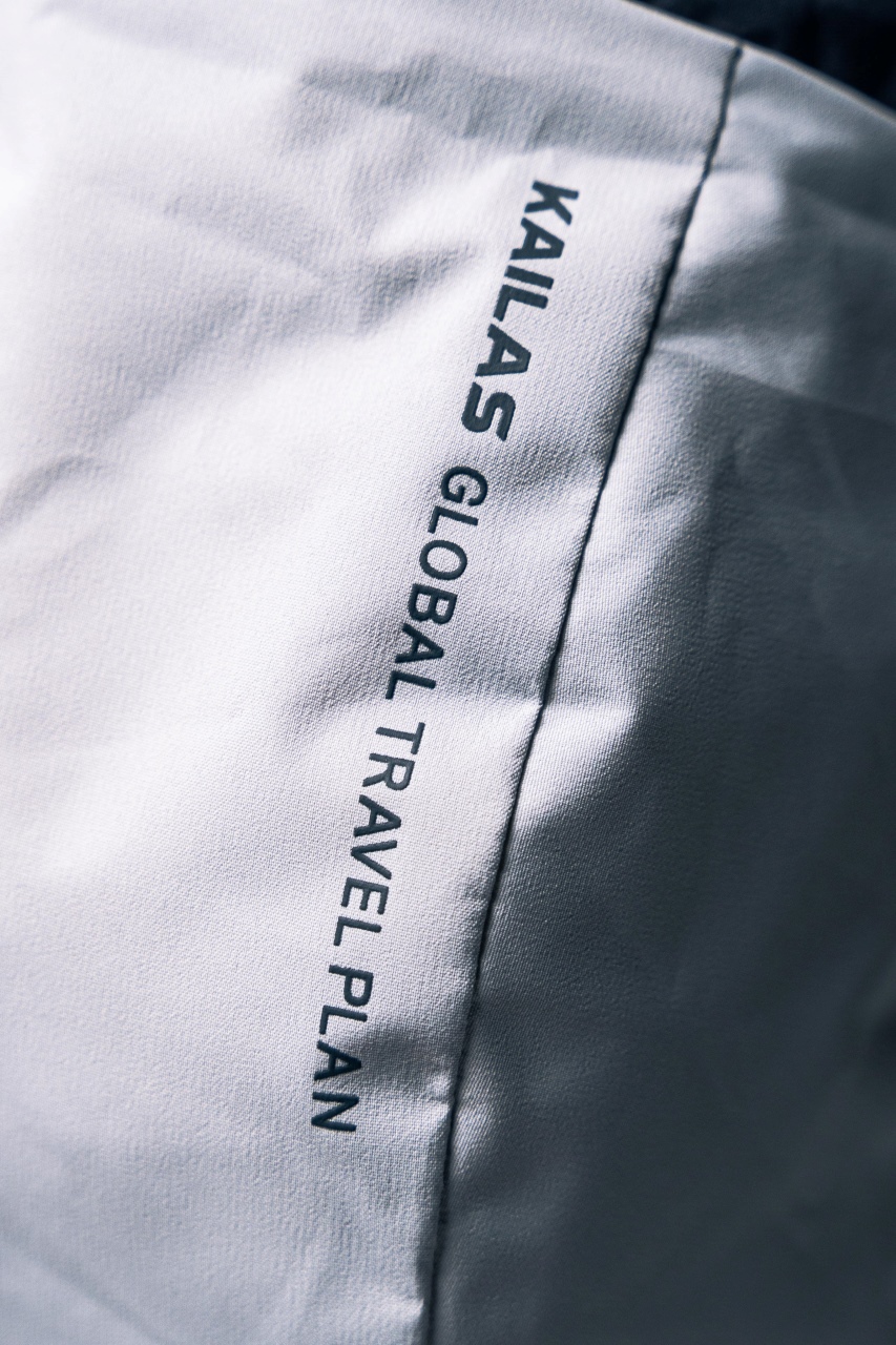 💰540 凯乐石达古羽绒服
【N厂凯乐石达古冬季户外抗寒加厚登山防风鹅绒服】独家货源
设计理念：
      这款凯乐石达古鹅绒服是以中国川西阿坝的达古冰川命名的一款鹅绒服，全气候适应，应对山地四季多变气候及温差满足湿冷环境中的保暖防护需求, 为湿冷天气下徒步登山及山地生活设计，具备高性能保暖科技和防风防小雨功能，当外部冷气入侵，即使汗湿情况下，仍可保持恒定保暖，一款高性能羽绒服为你提供需求。
面料+特点：
        ✅ 采用原版定制FILTER-TEC科技面料提供防风保护
        ✅  可调节立体充绒防风帽
        ✅ 填充700蓬鹅绒，绒子含量达90%，高效保暖
        ✅每件衣服充绒量为180g➕以上
        ✅两侧拉链插手袋，内里设有拉链口袋和收纳网袋，方便收纳物品
        ✅透气拉链设计，快速散热
        ✅弹力防风袖口，防止寒气进入
        ✅内里洗水友好结构设计，便于清洗
        ✅兼具防风抗水、透汽、耐磨等全面防护性能，更好应对徒步穿越中的多变天气挑战
        ✅面料采用撞色设计，独特大方
        ✅大臂后侧有独特的透气拉链设计，快速散热
        ✅ 在户外微雨环境下，能够抵挡水滴，防止渗透，抵御日常油污，拒绝吸收油液体类，易去污，普通洗涤，即可轻易去除污迹
        ✅  抗风，透气，轻微保暖，耐磨
        ✅ 三维调节风帽贴脸不漏风，不遮挡
        ✅男女同款 版型偏宽松，冬季必备
        ✅适合亚洲人群

工艺：
       ✅这款凯乐石达古鹅绒服是以中国川西阿坝的达古冰川命名的一款鹅绒服，全气候适应，应对山地四季多变气候及温差满足湿冷环境中的保暖防护需求, 为湿冷天气下徒步登山及山地生活设计，具备高性能保暖科技和防风防小雨功能，当外部冷气入侵，即使汗湿情况下，仍可保持恒定保暖，一款高性能羽绒服为你提供需求，兼具防风抗水、透汽、耐磨、运动延展等性能耐久耐候性尤为出色，轻松应对丛林、岩石复杂坏境它是一款低调简约款，上身以后的舒适感一定会惊艳你。