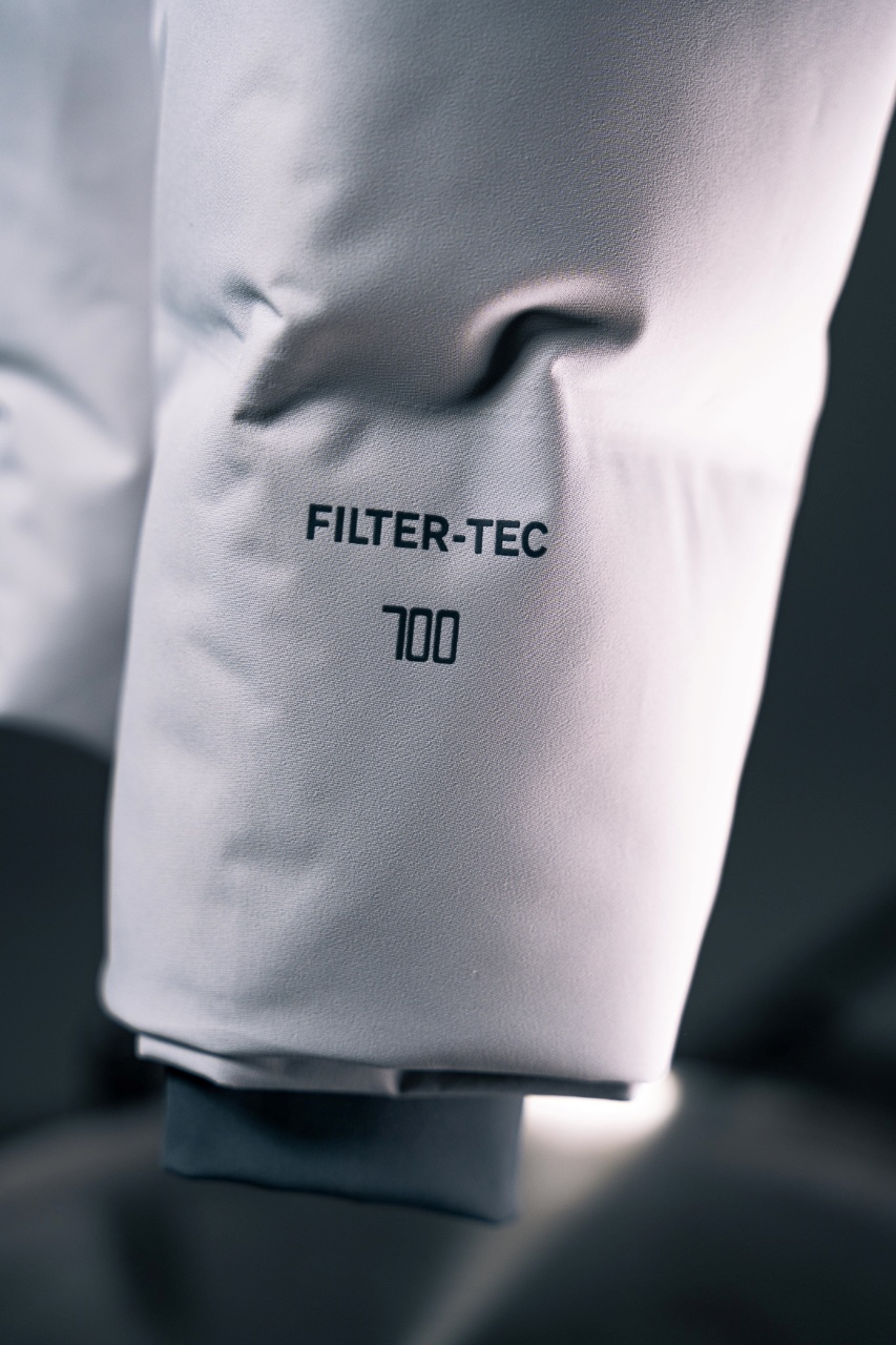 💰540 凯乐石达古羽绒服
【N厂凯乐石达古冬季户外抗寒加厚登山防风鹅绒服】独家货源
设计理念：
      这款凯乐石达古鹅绒服是以中国川西阿坝的达古冰川命名的一款鹅绒服，全气候适应，应对山地四季多变气候及温差满足湿冷环境中的保暖防护需求, 为湿冷天气下徒步登山及山地生活设计，具备高性能保暖科技和防风防小雨功能，当外部冷气入侵，即使汗湿情况下，仍可保持恒定保暖，一款高性能羽绒服为你提供需求。
面料+特点：
        ✅ 采用原版定制FILTER-TEC科技面料提供防风保护
        ✅  可调节立体充绒防风帽
        ✅ 填充700蓬鹅绒，绒子含量达90%，高效保暖
        ✅每件衣服充绒量为180g➕以上
        ✅两侧拉链插手袋，内里设有拉链口袋和收纳网袋，方便收纳物品
        ✅透气拉链设计，快速散热
        ✅弹力防风袖口，防止寒气进入
        ✅内里洗水友好结构设计，便于清洗
        ✅兼具防风抗水、透汽、耐磨等全面防护性能，更好应对徒步穿越中的多变天气挑战
        ✅面料采用撞色设计，独特大方
        ✅大臂后侧有独特的透气拉链设计，快速散热
        ✅ 在户外微雨环境下，能够抵挡水滴，防止渗透，抵御日常油污，拒绝吸收油液体类，易去污，普通洗涤，即可轻易去除污迹
        ✅  抗风，透气，轻微保暖，耐磨
        ✅ 三维调节风帽贴脸不漏风，不遮挡
        ✅男女同款 版型偏宽松，冬季必备
        ✅适合亚洲人群

工艺：
       ✅这款凯乐石达古鹅绒服是以中国川西阿坝的达古冰川命名的一款鹅绒服，全气候适应，应对山地四季多变气候及温差满足湿冷环境中的保暖防护需求, 为湿冷天气下徒步登山及山地生活设计，具备高性能保暖科技和防风防小雨功能，当外部冷气入侵，即使汗湿情况下，仍可保持恒定保暖，一款高性能羽绒服为你提供需求，兼具防风抗水、透汽、耐磨、运动延展等性能耐久耐候性尤为出色，轻松应对丛林、岩石复杂坏境它是一款低调简约款，上身以后的舒适感一定会惊艳你。