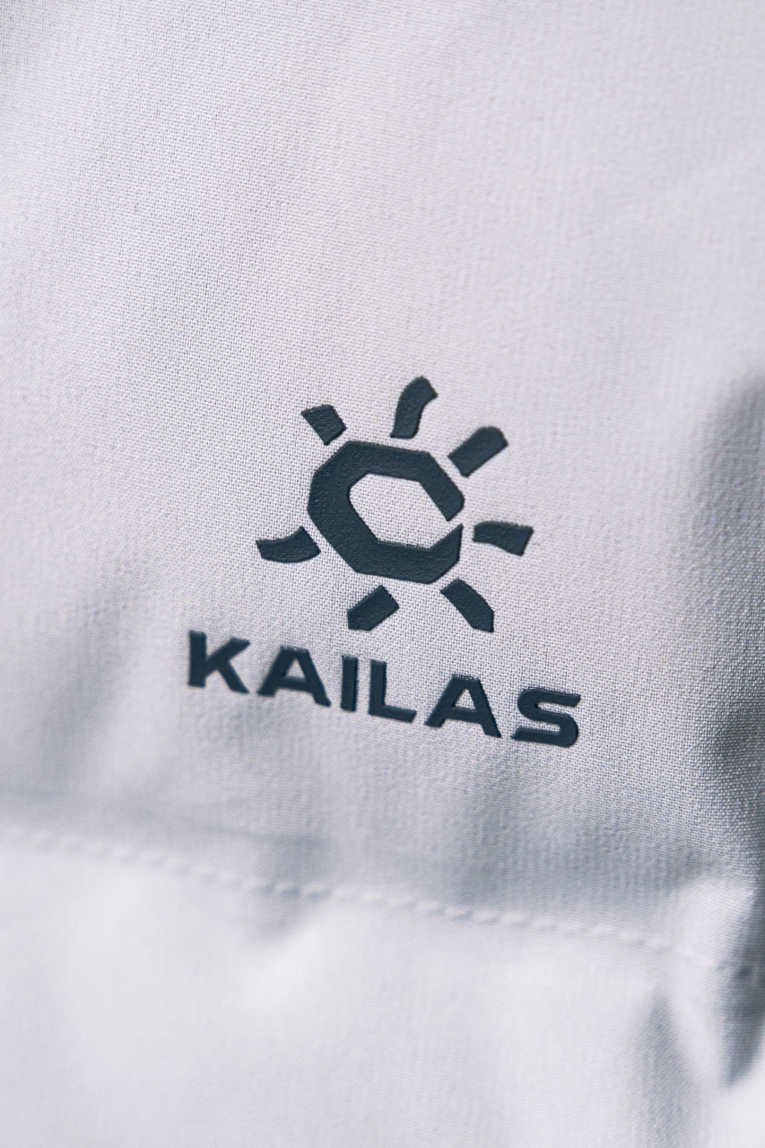 💰540 凯乐石达古羽绒服
【N厂凯乐石达古冬季户外抗寒加厚登山防风鹅绒服】独家货源
设计理念：
      这款凯乐石达古鹅绒服是以中国川西阿坝的达古冰川命名的一款鹅绒服，全气候适应，应对山地四季多变气候及温差满足湿冷环境中的保暖防护需求, 为湿冷天气下徒步登山及山地生活设计，具备高性能保暖科技和防风防小雨功能，当外部冷气入侵，即使汗湿情况下，仍可保持恒定保暖，一款高性能羽绒服为你提供需求。
面料+特点：
        ✅ 采用原版定制FILTER-TEC科技面料提供防风保护
        ✅  可调节立体充绒防风帽
        ✅ 填充700蓬鹅绒，绒子含量达90%，高效保暖
        ✅每件衣服充绒量为180g➕以上
        ✅两侧拉链插手袋，内里设有拉链口袋和收纳网袋，方便收纳物品
        ✅透气拉链设计，快速散热
        ✅弹力防风袖口，防止寒气进入
        ✅内里洗水友好结构设计，便于清洗
        ✅兼具防风抗水、透汽、耐磨等全面防护性能，更好应对徒步穿越中的多变天气挑战
        ✅面料采用撞色设计，独特大方
        ✅大臂后侧有独特的透气拉链设计，快速散热
        ✅ 在户外微雨环境下，能够抵挡水滴，防止渗透，抵御日常油污，拒绝吸收油液体类，易去污，普通洗涤，即可轻易去除污迹
        ✅  抗风，透气，轻微保暖，耐磨
        ✅ 三维调节风帽贴脸不漏风，不遮挡
        ✅男女同款 版型偏宽松，冬季必备
        ✅适合亚洲人群

工艺：
       ✅这款凯乐石达古鹅绒服是以中国川西阿坝的达古冰川命名的一款鹅绒服，全气候适应，应对山地四季多变气候及温差满足湿冷环境中的保暖防护需求, 为湿冷天气下徒步登山及山地生活设计，具备高性能保暖科技和防风防小雨功能，当外部冷气入侵，即使汗湿情况下，仍可保持恒定保暖，一款高性能羽绒服为你提供需求，兼具防风抗水、透汽、耐磨、运动延展等性能耐久耐候性尤为出色，轻松应对丛林、岩石复杂坏境它是一款低调简约款，上身以后的舒适感一定会惊艳你。