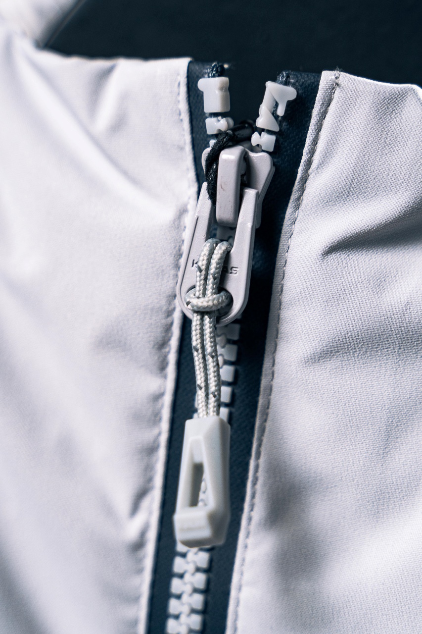 💰540 凯乐石达古羽绒服
【N厂凯乐石达古冬季户外抗寒加厚登山防风鹅绒服】独家货源
设计理念：
      这款凯乐石达古鹅绒服是以中国川西阿坝的达古冰川命名的一款鹅绒服，全气候适应，应对山地四季多变气候及温差满足湿冷环境中的保暖防护需求, 为湿冷天气下徒步登山及山地生活设计，具备高性能保暖科技和防风防小雨功能，当外部冷气入侵，即使汗湿情况下，仍可保持恒定保暖，一款高性能羽绒服为你提供需求。
面料+特点：
        ✅ 采用原版定制FILTER-TEC科技面料提供防风保护
        ✅  可调节立体充绒防风帽
        ✅ 填充700蓬鹅绒，绒子含量达90%，高效保暖
        ✅每件衣服充绒量为180g➕以上
        ✅两侧拉链插手袋，内里设有拉链口袋和收纳网袋，方便收纳物品
        ✅透气拉链设计，快速散热
        ✅弹力防风袖口，防止寒气进入
        ✅内里洗水友好结构设计，便于清洗
        ✅兼具防风抗水、透汽、耐磨等全面防护性能，更好应对徒步穿越中的多变天气挑战
        ✅面料采用撞色设计，独特大方
        ✅大臂后侧有独特的透气拉链设计，快速散热
        ✅ 在户外微雨环境下，能够抵挡水滴，防止渗透，抵御日常油污，拒绝吸收油液体类，易去污，普通洗涤，即可轻易去除污迹
        ✅  抗风，透气，轻微保暖，耐磨
        ✅ 三维调节风帽贴脸不漏风，不遮挡
        ✅男女同款 版型偏宽松，冬季必备
        ✅适合亚洲人群

工艺：
       ✅这款凯乐石达古鹅绒服是以中国川西阿坝的达古冰川命名的一款鹅绒服，全气候适应，应对山地四季多变气候及温差满足湿冷环境中的保暖防护需求, 为湿冷天气下徒步登山及山地生活设计，具备高性能保暖科技和防风防小雨功能，当外部冷气入侵，即使汗湿情况下，仍可保持恒定保暖，一款高性能羽绒服为你提供需求，兼具防风抗水、透汽、耐磨、运动延展等性能耐久耐候性尤为出色，轻松应对丛林、岩石复杂坏境它是一款低调简约款，上身以后的舒适感一定会惊艳你。