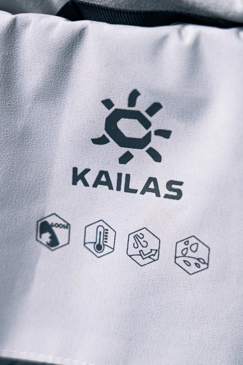 💰540 凯乐石达古羽绒服
【N厂凯乐石达古冬季户外抗寒加厚登山防风鹅绒服】独家货源
设计理念：
      这款凯乐石达古鹅绒服是以中国川西阿坝的达古冰川命名的一款鹅绒服，全气候适应，应对山地四季多变气候及温差满足湿冷环境中的保暖防护需求, 为湿冷天气下徒步登山及山地生活设计，具备高性能保暖科技和防风防小雨功能，当外部冷气入侵，即使汗湿情况下，仍可保持恒定保暖，一款高性能羽绒服为你提供需求。
面料+特点：
        ✅ 采用原版定制FILTER-TEC科技面料提供防风保护
        ✅  可调节立体充绒防风帽
        ✅ 填充700蓬鹅绒，绒子含量达90%，高效保暖
        ✅每件衣服充绒量为180g➕以上
        ✅两侧拉链插手袋，内里设有拉链口袋和收纳网袋，方便收纳物品
        ✅透气拉链设计，快速散热
        ✅弹力防风袖口，防止寒气进入
        ✅内里洗水友好结构设计，便于清洗
        ✅兼具防风抗水、透汽、耐磨等全面防护性能，更好应对徒步穿越中的多变天气挑战
        ✅面料采用撞色设计，独特大方
        ✅大臂后侧有独特的透气拉链设计，快速散热
        ✅ 在户外微雨环境下，能够抵挡水滴，防止渗透，抵御日常油污，拒绝吸收油液体类，易去污，普通洗涤，即可轻易去除污迹
        ✅  抗风，透气，轻微保暖，耐磨
        ✅ 三维调节风帽贴脸不漏风，不遮挡
        ✅男女同款 版型偏宽松，冬季必备
        ✅适合亚洲人群

工艺：
       ✅这款凯乐石达古鹅绒服是以中国川西阿坝的达古冰川命名的一款鹅绒服，全气候适应，应对山地四季多变气候及温差满足湿冷环境中的保暖防护需求, 为湿冷天气下徒步登山及山地生活设计，具备高性能保暖科技和防风防小雨功能，当外部冷气入侵，即使汗湿情况下，仍可保持恒定保暖，一款高性能羽绒服为你提供需求，兼具防风抗水、透汽、耐磨、运动延展等性能耐久耐候性尤为出色，轻松应对丛林、岩石复杂坏境它是一款低调简约款，上身以后的舒适感一定会惊艳你。