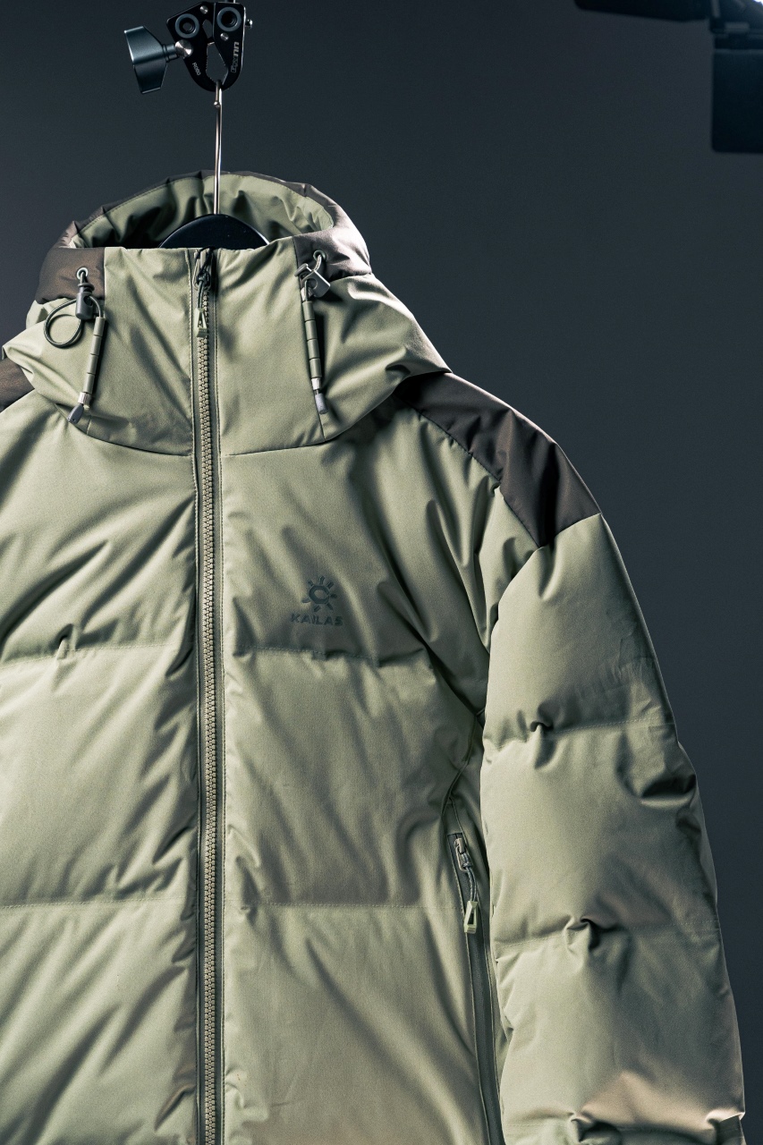 💰540 凯乐石达古羽绒服
【N厂凯乐石达古冬季户外抗寒加厚登山防风鹅绒服】独家货源
设计理念：
      这款凯乐石达古鹅绒服是以中国川西阿坝的达古冰川命名的一款鹅绒服，全气候适应，应对山地四季多变气候及温差满足湿冷环境中的保暖防护需求, 为湿冷天气下徒步登山及山地生活设计，具备高性能保暖科技和防风防小雨功能，当外部冷气入侵，即使汗湿情况下，仍可保持恒定保暖，一款高性能羽绒服为你提供需求。
面料+特点：
        ✅ 采用原版定制FILTER-TEC科技面料提供防风保护
        ✅  可调节立体充绒防风帽
        ✅ 填充700蓬鹅绒，绒子含量达90%，高效保暖
        ✅每件衣服充绒量为180g➕以上
        ✅两侧拉链插手袋，内里设有拉链口袋和收纳网袋，方便收纳物品
        ✅透气拉链设计，快速散热
        ✅弹力防风袖口，防止寒气进入
        ✅内里洗水友好结构设计，便于清洗
        ✅兼具防风抗水、透汽、耐磨等全面防护性能，更好应对徒步穿越中的多变天气挑战
        ✅面料采用撞色设计，独特大方
        ✅大臂后侧有独特的透气拉链设计，快速散热
        ✅ 在户外微雨环境下，能够抵挡水滴，防止渗透，抵御日常油污，拒绝吸收油液体类，易去污，普通洗涤，即可轻易去除污迹
        ✅  抗风，透气，轻微保暖，耐磨
        ✅ 三维调节风帽贴脸不漏风，不遮挡
        ✅男女同款 版型偏宽松，冬季必备
        ✅适合亚洲人群

工艺：
       ✅这款凯乐石达古鹅绒服是以中国川西阿坝的达古冰川命名的一款鹅绒服，全气候适应，应对山地四季多变气候及温差满足湿冷环境中的保暖防护需求, 为湿冷天气下徒步登山及山地生活设计，具备高性能保暖科技和防风防小雨功能，当外部冷气入侵，即使汗湿情况下，仍可保持恒定保暖，一款高性能羽绒服为你提供需求，兼具防风抗水、透汽、耐磨、运动延展等性能耐久耐候性尤为出色，轻松应对丛林、岩石复杂坏境它是一款低调简约款，上身以后的舒适感一定会惊艳你。