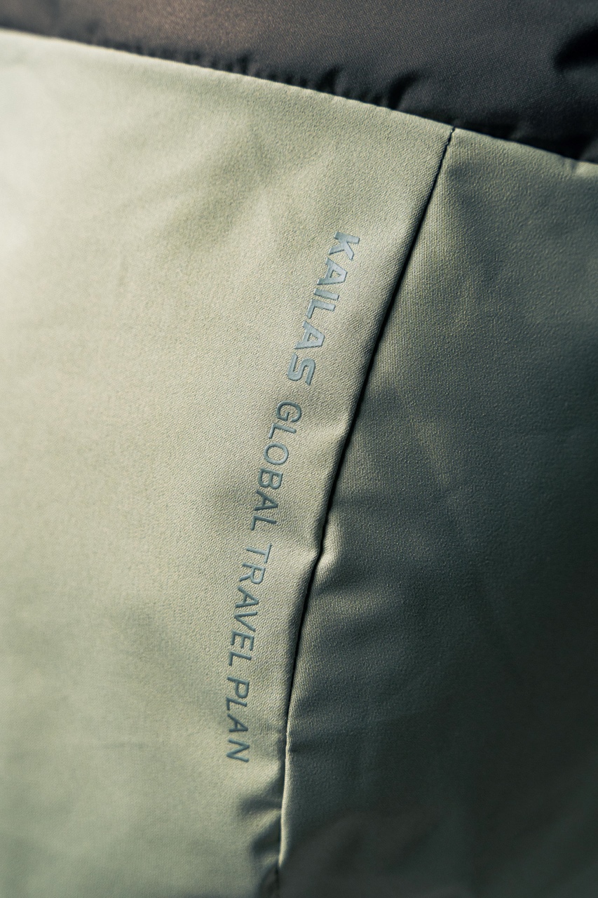 💰540 凯乐石达古羽绒服
【N厂凯乐石达古冬季户外抗寒加厚登山防风鹅绒服】独家货源
设计理念：
      这款凯乐石达古鹅绒服是以中国川西阿坝的达古冰川命名的一款鹅绒服，全气候适应，应对山地四季多变气候及温差满足湿冷环境中的保暖防护需求, 为湿冷天气下徒步登山及山地生活设计，具备高性能保暖科技和防风防小雨功能，当外部冷气入侵，即使汗湿情况下，仍可保持恒定保暖，一款高性能羽绒服为你提供需求。
面料+特点：
        ✅ 采用原版定制FILTER-TEC科技面料提供防风保护
        ✅  可调节立体充绒防风帽
        ✅ 填充700蓬鹅绒，绒子含量达90%，高效保暖
        ✅每件衣服充绒量为180g➕以上
        ✅两侧拉链插手袋，内里设有拉链口袋和收纳网袋，方便收纳物品
        ✅透气拉链设计，快速散热
        ✅弹力防风袖口，防止寒气进入
        ✅内里洗水友好结构设计，便于清洗
        ✅兼具防风抗水、透汽、耐磨等全面防护性能，更好应对徒步穿越中的多变天气挑战
        ✅面料采用撞色设计，独特大方
        ✅大臂后侧有独特的透气拉链设计，快速散热
        ✅ 在户外微雨环境下，能够抵挡水滴，防止渗透，抵御日常油污，拒绝吸收油液体类，易去污，普通洗涤，即可轻易去除污迹
        ✅  抗风，透气，轻微保暖，耐磨
        ✅ 三维调节风帽贴脸不漏风，不遮挡
        ✅男女同款 版型偏宽松，冬季必备
        ✅适合亚洲人群

工艺：
       ✅这款凯乐石达古鹅绒服是以中国川西阿坝的达古冰川命名的一款鹅绒服，全气候适应，应对山地四季多变气候及温差满足湿冷环境中的保暖防护需求, 为湿冷天气下徒步登山及山地生活设计，具备高性能保暖科技和防风防小雨功能，当外部冷气入侵，即使汗湿情况下，仍可保持恒定保暖，一款高性能羽绒服为你提供需求，兼具防风抗水、透汽、耐磨、运动延展等性能耐久耐候性尤为出色，轻松应对丛林、岩石复杂坏境它是一款低调简约款，上身以后的舒适感一定会惊艳你。