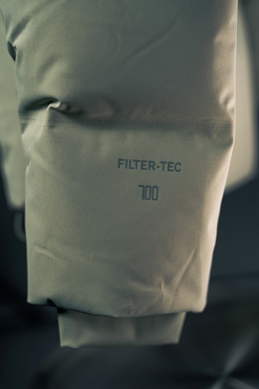 💰540 凯乐石达古羽绒服
【N厂凯乐石达古冬季户外抗寒加厚登山防风鹅绒服】独家货源
设计理念：
      这款凯乐石达古鹅绒服是以中国川西阿坝的达古冰川命名的一款鹅绒服，全气候适应，应对山地四季多变气候及温差满足湿冷环境中的保暖防护需求, 为湿冷天气下徒步登山及山地生活设计，具备高性能保暖科技和防风防小雨功能，当外部冷气入侵，即使汗湿情况下，仍可保持恒定保暖，一款高性能羽绒服为你提供需求。
面料+特点：
        ✅ 采用原版定制FILTER-TEC科技面料提供防风保护
        ✅  可调节立体充绒防风帽
        ✅ 填充700蓬鹅绒，绒子含量达90%，高效保暖
        ✅每件衣服充绒量为180g➕以上
        ✅两侧拉链插手袋，内里设有拉链口袋和收纳网袋，方便收纳物品
        ✅透气拉链设计，快速散热
        ✅弹力防风袖口，防止寒气进入
        ✅内里洗水友好结构设计，便于清洗
        ✅兼具防风抗水、透汽、耐磨等全面防护性能，更好应对徒步穿越中的多变天气挑战
        ✅面料采用撞色设计，独特大方
        ✅大臂后侧有独特的透气拉链设计，快速散热
        ✅ 在户外微雨环境下，能够抵挡水滴，防止渗透，抵御日常油污，拒绝吸收油液体类，易去污，普通洗涤，即可轻易去除污迹
        ✅  抗风，透气，轻微保暖，耐磨
        ✅ 三维调节风帽贴脸不漏风，不遮挡
        ✅男女同款 版型偏宽松，冬季必备
        ✅适合亚洲人群

工艺：
       ✅这款凯乐石达古鹅绒服是以中国川西阿坝的达古冰川命名的一款鹅绒服，全气候适应，应对山地四季多变气候及温差满足湿冷环境中的保暖防护需求, 为湿冷天气下徒步登山及山地生活设计，具备高性能保暖科技和防风防小雨功能，当外部冷气入侵，即使汗湿情况下，仍可保持恒定保暖，一款高性能羽绒服为你提供需求，兼具防风抗水、透汽、耐磨、运动延展等性能耐久耐候性尤为出色，轻松应对丛林、岩石复杂坏境它是一款低调简约款，上身以后的舒适感一定会惊艳你。