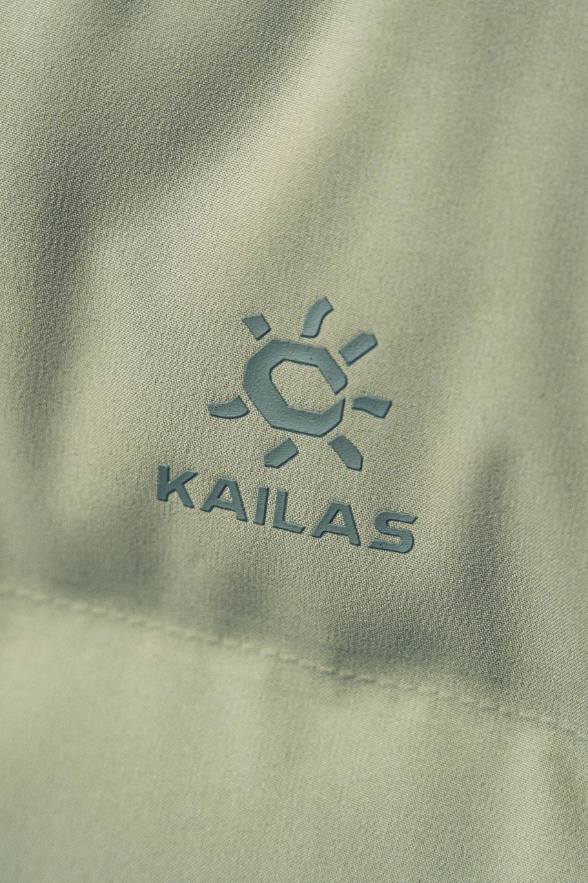 💰540 凯乐石达古羽绒服
【N厂凯乐石达古冬季户外抗寒加厚登山防风鹅绒服】独家货源
设计理念：
      这款凯乐石达古鹅绒服是以中国川西阿坝的达古冰川命名的一款鹅绒服，全气候适应，应对山地四季多变气候及温差满足湿冷环境中的保暖防护需求, 为湿冷天气下徒步登山及山地生活设计，具备高性能保暖科技和防风防小雨功能，当外部冷气入侵，即使汗湿情况下，仍可保持恒定保暖，一款高性能羽绒服为你提供需求。
面料+特点：
        ✅ 采用原版定制FILTER-TEC科技面料提供防风保护
        ✅  可调节立体充绒防风帽
        ✅ 填充700蓬鹅绒，绒子含量达90%，高效保暖
        ✅每件衣服充绒量为180g➕以上
        ✅两侧拉链插手袋，内里设有拉链口袋和收纳网袋，方便收纳物品
        ✅透气拉链设计，快速散热
        ✅弹力防风袖口，防止寒气进入
        ✅内里洗水友好结构设计，便于清洗
        ✅兼具防风抗水、透汽、耐磨等全面防护性能，更好应对徒步穿越中的多变天气挑战
        ✅面料采用撞色设计，独特大方
        ✅大臂后侧有独特的透气拉链设计，快速散热
        ✅ 在户外微雨环境下，能够抵挡水滴，防止渗透，抵御日常油污，拒绝吸收油液体类，易去污，普通洗涤，即可轻易去除污迹
        ✅  抗风，透气，轻微保暖，耐磨
        ✅ 三维调节风帽贴脸不漏风，不遮挡
        ✅男女同款 版型偏宽松，冬季必备
        ✅适合亚洲人群

工艺：
       ✅这款凯乐石达古鹅绒服是以中国川西阿坝的达古冰川命名的一款鹅绒服，全气候适应，应对山地四季多变气候及温差满足湿冷环境中的保暖防护需求, 为湿冷天气下徒步登山及山地生活设计，具备高性能保暖科技和防风防小雨功能，当外部冷气入侵，即使汗湿情况下，仍可保持恒定保暖，一款高性能羽绒服为你提供需求，兼具防风抗水、透汽、耐磨、运动延展等性能耐久耐候性尤为出色，轻松应对丛林、岩石复杂坏境它是一款低调简约款，上身以后的舒适感一定会惊艳你。