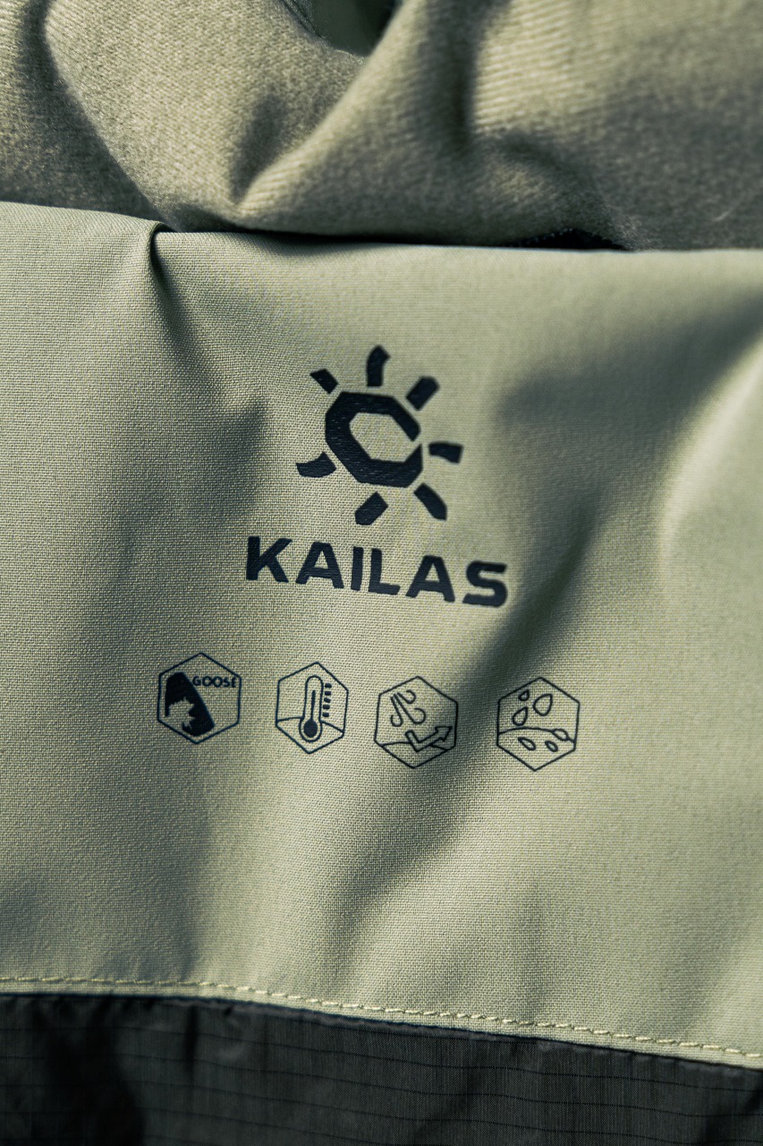 💰540 凯乐石达古羽绒服
【N厂凯乐石达古冬季户外抗寒加厚登山防风鹅绒服】独家货源
设计理念：
      这款凯乐石达古鹅绒服是以中国川西阿坝的达古冰川命名的一款鹅绒服，全气候适应，应对山地四季多变气候及温差满足湿冷环境中的保暖防护需求, 为湿冷天气下徒步登山及山地生活设计，具备高性能保暖科技和防风防小雨功能，当外部冷气入侵，即使汗湿情况下，仍可保持恒定保暖，一款高性能羽绒服为你提供需求。
面料+特点：
        ✅ 采用原版定制FILTER-TEC科技面料提供防风保护
        ✅  可调节立体充绒防风帽
        ✅ 填充700蓬鹅绒，绒子含量达90%，高效保暖
        ✅每件衣服充绒量为180g➕以上
        ✅两侧拉链插手袋，内里设有拉链口袋和收纳网袋，方便收纳物品
        ✅透气拉链设计，快速散热
        ✅弹力防风袖口，防止寒气进入
        ✅内里洗水友好结构设计，便于清洗
        ✅兼具防风抗水、透汽、耐磨等全面防护性能，更好应对徒步穿越中的多变天气挑战
        ✅面料采用撞色设计，独特大方
        ✅大臂后侧有独特的透气拉链设计，快速散热
        ✅ 在户外微雨环境下，能够抵挡水滴，防止渗透，抵御日常油污，拒绝吸收油液体类，易去污，普通洗涤，即可轻易去除污迹
        ✅  抗风，透气，轻微保暖，耐磨
        ✅ 三维调节风帽贴脸不漏风，不遮挡
        ✅男女同款 版型偏宽松，冬季必备
        ✅适合亚洲人群

工艺：
       ✅这款凯乐石达古鹅绒服是以中国川西阿坝的达古冰川命名的一款鹅绒服，全气候适应，应对山地四季多变气候及温差满足湿冷环境中的保暖防护需求, 为湿冷天气下徒步登山及山地生活设计，具备高性能保暖科技和防风防小雨功能，当外部冷气入侵，即使汗湿情况下，仍可保持恒定保暖，一款高性能羽绒服为你提供需求，兼具防风抗水、透汽、耐磨、运动延展等性能耐久耐候性尤为出色，轻松应对丛林、岩石复杂坏境它是一款低调简约款，上身以后的舒适感一定会惊艳你。