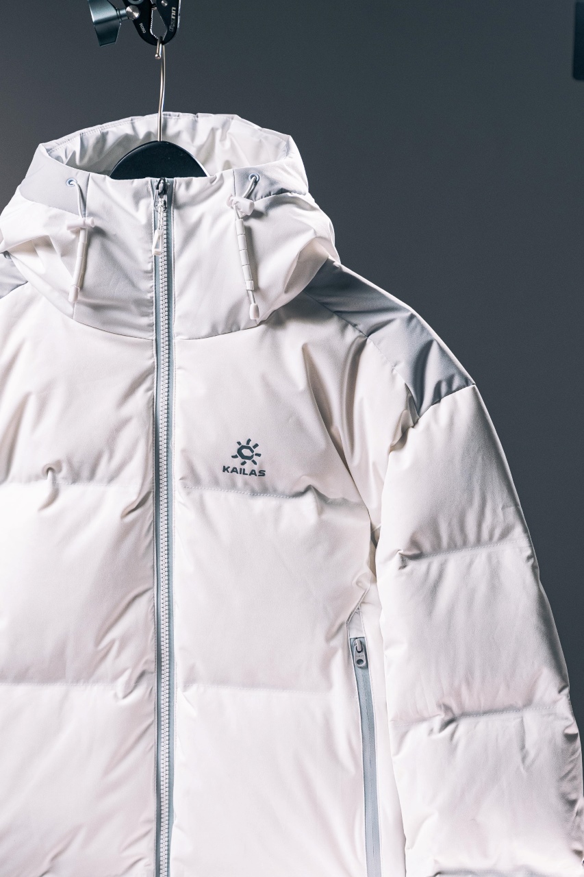 💰540 凯乐石达古羽绒服
【N厂凯乐石达古冬季户外抗寒加厚登山防风鹅绒服】独家货源
设计理念：
      这款凯乐石达古鹅绒服是以中国川西阿坝的达古冰川命名的一款鹅绒服，全气候适应，应对山地四季多变气候及温差满足湿冷环境中的保暖防护需求, 为湿冷天气下徒步登山及山地生活设计，具备高性能保暖科技和防风防小雨功能，当外部冷气入侵，即使汗湿情况下，仍可保持恒定保暖，一款高性能羽绒服为你提供需求。
面料+特点：
        ✅ 采用原版定制FILTER-TEC科技面料提供防风保护
        ✅  可调节立体充绒防风帽
        ✅ 填充700蓬鹅绒，绒子含量达90%，高效保暖
        ✅每件衣服充绒量为180g➕以上
        ✅两侧拉链插手袋，内里设有拉链口袋和收纳网袋，方便收纳物品
        ✅透气拉链设计，快速散热
        ✅弹力防风袖口，防止寒气进入
        ✅内里洗水友好结构设计，便于清洗
        ✅兼具防风抗水、透汽、耐磨等全面防护性能，更好应对徒步穿越中的多变天气挑战
        ✅面料采用撞色设计，独特大方
        ✅大臂后侧有独特的透气拉链设计，快速散热
        ✅ 在户外微雨环境下，能够抵挡水滴，防止渗透，抵御日常油污，拒绝吸收油液体类，易去污，普通洗涤，即可轻易去除污迹
        ✅  抗风，透气，轻微保暖，耐磨
        ✅ 三维调节风帽贴脸不漏风，不遮挡
        ✅男女同款 版型偏宽松，冬季必备
        ✅适合亚洲人群

工艺：
       ✅这款凯乐石达古鹅绒服是以中国川西阿坝的达古冰川命名的一款鹅绒服，全气候适应，应对山地四季多变气候及温差满足湿冷环境中的保暖防护需求, 为湿冷天气下徒步登山及山地生活设计，具备高性能保暖科技和防风防小雨功能，当外部冷气入侵，即使汗湿情况下，仍可保持恒定保暖，一款高性能羽绒服为你提供需求，兼具防风抗水、透汽、耐磨、运动延展等性能耐久耐候性尤为出色，轻松应对丛林、岩石复杂坏境它是一款低调简约款，上身以后的舒适感一定会惊艳你。