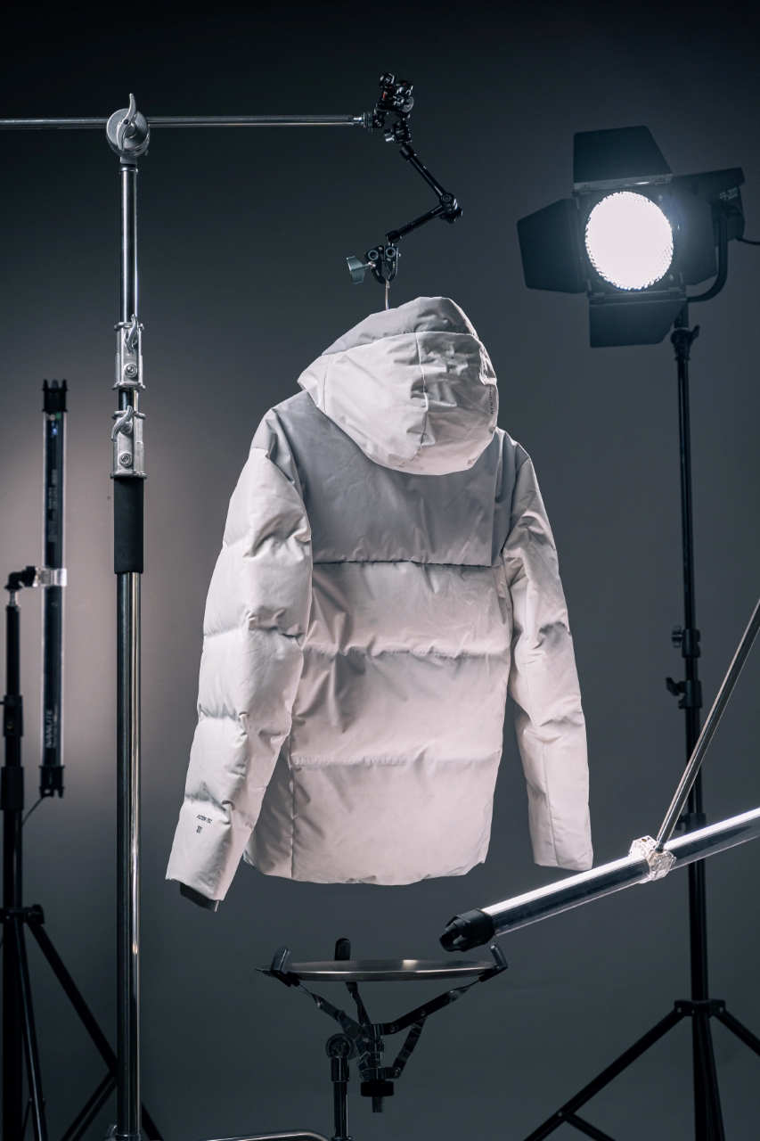 💰540 凯乐石达古羽绒服
【N厂凯乐石达古冬季户外抗寒加厚登山防风鹅绒服】独家货源
设计理念：
      这款凯乐石达古鹅绒服是以中国川西阿坝的达古冰川命名的一款鹅绒服，全气候适应，应对山地四季多变气候及温差满足湿冷环境中的保暖防护需求, 为湿冷天气下徒步登山及山地生活设计，具备高性能保暖科技和防风防小雨功能，当外部冷气入侵，即使汗湿情况下，仍可保持恒定保暖，一款高性能羽绒服为你提供需求。
面料+特点：
        ✅ 采用原版定制FILTER-TEC科技面料提供防风保护
        ✅  可调节立体充绒防风帽
        ✅ 填充700蓬鹅绒，绒子含量达90%，高效保暖
        ✅每件衣服充绒量为180g➕以上
        ✅两侧拉链插手袋，内里设有拉链口袋和收纳网袋，方便收纳物品
        ✅透气拉链设计，快速散热
        ✅弹力防风袖口，防止寒气进入
        ✅内里洗水友好结构设计，便于清洗
        ✅兼具防风抗水、透汽、耐磨等全面防护性能，更好应对徒步穿越中的多变天气挑战
        ✅面料采用撞色设计，独特大方
        ✅大臂后侧有独特的透气拉链设计，快速散热
        ✅ 在户外微雨环境下，能够抵挡水滴，防止渗透，抵御日常油污，拒绝吸收油液体类，易去污，普通洗涤，即可轻易去除污迹
        ✅  抗风，透气，轻微保暖，耐磨
        ✅ 三维调节风帽贴脸不漏风，不遮挡
        ✅男女同款 版型偏宽松，冬季必备
        ✅适合亚洲人群

工艺：
       ✅这款凯乐石达古鹅绒服是以中国川西阿坝的达古冰川命名的一款鹅绒服，全气候适应，应对山地四季多变气候及温差满足湿冷环境中的保暖防护需求, 为湿冷天气下徒步登山及山地生活设计，具备高性能保暖科技和防风防小雨功能，当外部冷气入侵，即使汗湿情况下，仍可保持恒定保暖，一款高性能羽绒服为你提供需求，兼具防风抗水、透汽、耐磨、运动延展等性能耐久耐候性尤为出色，轻松应对丛林、岩石复杂坏境它是一款低调简约款，上身以后的舒适感一定会惊艳你。