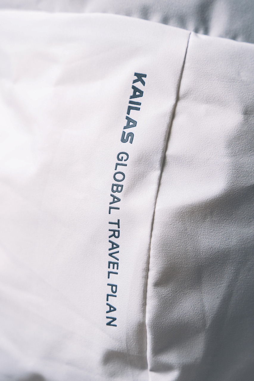 💰540 凯乐石达古羽绒服
【N厂凯乐石达古冬季户外抗寒加厚登山防风鹅绒服】独家货源
设计理念：
      这款凯乐石达古鹅绒服是以中国川西阿坝的达古冰川命名的一款鹅绒服，全气候适应，应对山地四季多变气候及温差满足湿冷环境中的保暖防护需求, 为湿冷天气下徒步登山及山地生活设计，具备高性能保暖科技和防风防小雨功能，当外部冷气入侵，即使汗湿情况下，仍可保持恒定保暖，一款高性能羽绒服为你提供需求。
面料+特点：
        ✅ 采用原版定制FILTER-TEC科技面料提供防风保护
        ✅  可调节立体充绒防风帽
        ✅ 填充700蓬鹅绒，绒子含量达90%，高效保暖
        ✅每件衣服充绒量为180g➕以上
        ✅两侧拉链插手袋，内里设有拉链口袋和收纳网袋，方便收纳物品
        ✅透气拉链设计，快速散热
        ✅弹力防风袖口，防止寒气进入
        ✅内里洗水友好结构设计，便于清洗
        ✅兼具防风抗水、透汽、耐磨等全面防护性能，更好应对徒步穿越中的多变天气挑战
        ✅面料采用撞色设计，独特大方
        ✅大臂后侧有独特的透气拉链设计，快速散热
        ✅ 在户外微雨环境下，能够抵挡水滴，防止渗透，抵御日常油污，拒绝吸收油液体类，易去污，普通洗涤，即可轻易去除污迹
        ✅  抗风，透气，轻微保暖，耐磨
        ✅ 三维调节风帽贴脸不漏风，不遮挡
        ✅男女同款 版型偏宽松，冬季必备
        ✅适合亚洲人群

工艺：
       ✅这款凯乐石达古鹅绒服是以中国川西阿坝的达古冰川命名的一款鹅绒服，全气候适应，应对山地四季多变气候及温差满足湿冷环境中的保暖防护需求, 为湿冷天气下徒步登山及山地生活设计，具备高性能保暖科技和防风防小雨功能，当外部冷气入侵，即使汗湿情况下，仍可保持恒定保暖，一款高性能羽绒服为你提供需求，兼具防风抗水、透汽、耐磨、运动延展等性能耐久耐候性尤为出色，轻松应对丛林、岩石复杂坏境它是一款低调简约款，上身以后的舒适感一定会惊艳你。