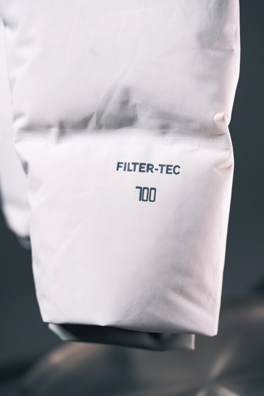 💰540 凯乐石达古羽绒服
【N厂凯乐石达古冬季户外抗寒加厚登山防风鹅绒服】独家货源
设计理念：
      这款凯乐石达古鹅绒服是以中国川西阿坝的达古冰川命名的一款鹅绒服，全气候适应，应对山地四季多变气候及温差满足湿冷环境中的保暖防护需求, 为湿冷天气下徒步登山及山地生活设计，具备高性能保暖科技和防风防小雨功能，当外部冷气入侵，即使汗湿情况下，仍可保持恒定保暖，一款高性能羽绒服为你提供需求。
面料+特点：
        ✅ 采用原版定制FILTER-TEC科技面料提供防风保护
        ✅  可调节立体充绒防风帽
        ✅ 填充700蓬鹅绒，绒子含量达90%，高效保暖
        ✅每件衣服充绒量为180g➕以上
        ✅两侧拉链插手袋，内里设有拉链口袋和收纳网袋，方便收纳物品
        ✅透气拉链设计，快速散热
        ✅弹力防风袖口，防止寒气进入
        ✅内里洗水友好结构设计，便于清洗
        ✅兼具防风抗水、透汽、耐磨等全面防护性能，更好应对徒步穿越中的多变天气挑战
        ✅面料采用撞色设计，独特大方
        ✅大臂后侧有独特的透气拉链设计，快速散热
        ✅ 在户外微雨环境下，能够抵挡水滴，防止渗透，抵御日常油污，拒绝吸收油液体类，易去污，普通洗涤，即可轻易去除污迹
        ✅  抗风，透气，轻微保暖，耐磨
        ✅ 三维调节风帽贴脸不漏风，不遮挡
        ✅男女同款 版型偏宽松，冬季必备
        ✅适合亚洲人群

工艺：
       ✅这款凯乐石达古鹅绒服是以中国川西阿坝的达古冰川命名的一款鹅绒服，全气候适应，应对山地四季多变气候及温差满足湿冷环境中的保暖防护需求, 为湿冷天气下徒步登山及山地生活设计，具备高性能保暖科技和防风防小雨功能，当外部冷气入侵，即使汗湿情况下，仍可保持恒定保暖，一款高性能羽绒服为你提供需求，兼具防风抗水、透汽、耐磨、运动延展等性能耐久耐候性尤为出色，轻松应对丛林、岩石复杂坏境它是一款低调简约款，上身以后的舒适感一定会惊艳你。