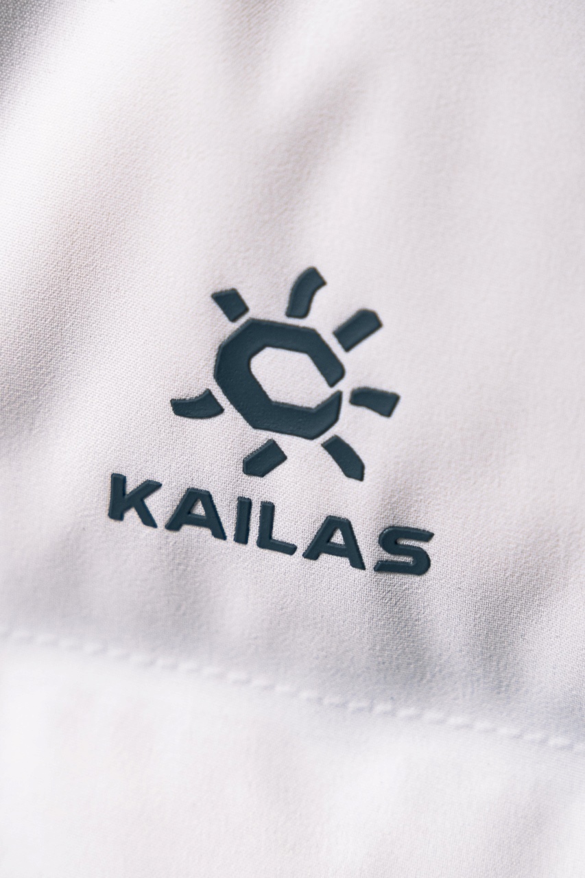 💰540 凯乐石达古羽绒服
【N厂凯乐石达古冬季户外抗寒加厚登山防风鹅绒服】独家货源
设计理念：
      这款凯乐石达古鹅绒服是以中国川西阿坝的达古冰川命名的一款鹅绒服，全气候适应，应对山地四季多变气候及温差满足湿冷环境中的保暖防护需求, 为湿冷天气下徒步登山及山地生活设计，具备高性能保暖科技和防风防小雨功能，当外部冷气入侵，即使汗湿情况下，仍可保持恒定保暖，一款高性能羽绒服为你提供需求。
面料+特点：
        ✅ 采用原版定制FILTER-TEC科技面料提供防风保护
        ✅  可调节立体充绒防风帽
        ✅ 填充700蓬鹅绒，绒子含量达90%，高效保暖
        ✅每件衣服充绒量为180g➕以上
        ✅两侧拉链插手袋，内里设有拉链口袋和收纳网袋，方便收纳物品
        ✅透气拉链设计，快速散热
        ✅弹力防风袖口，防止寒气进入
        ✅内里洗水友好结构设计，便于清洗
        ✅兼具防风抗水、透汽、耐磨等全面防护性能，更好应对徒步穿越中的多变天气挑战
        ✅面料采用撞色设计，独特大方
        ✅大臂后侧有独特的透气拉链设计，快速散热
        ✅ 在户外微雨环境下，能够抵挡水滴，防止渗透，抵御日常油污，拒绝吸收油液体类，易去污，普通洗涤，即可轻易去除污迹
        ✅  抗风，透气，轻微保暖，耐磨
        ✅ 三维调节风帽贴脸不漏风，不遮挡
        ✅男女同款 版型偏宽松，冬季必备
        ✅适合亚洲人群

工艺：
       ✅这款凯乐石达古鹅绒服是以中国川西阿坝的达古冰川命名的一款鹅绒服，全气候适应，应对山地四季多变气候及温差满足湿冷环境中的保暖防护需求, 为湿冷天气下徒步登山及山地生活设计，具备高性能保暖科技和防风防小雨功能，当外部冷气入侵，即使汗湿情况下，仍可保持恒定保暖，一款高性能羽绒服为你提供需求，兼具防风抗水、透汽、耐磨、运动延展等性能耐久耐候性尤为出色，轻松应对丛林、岩石复杂坏境它是一款低调简约款，上身以后的舒适感一定会惊艳你。