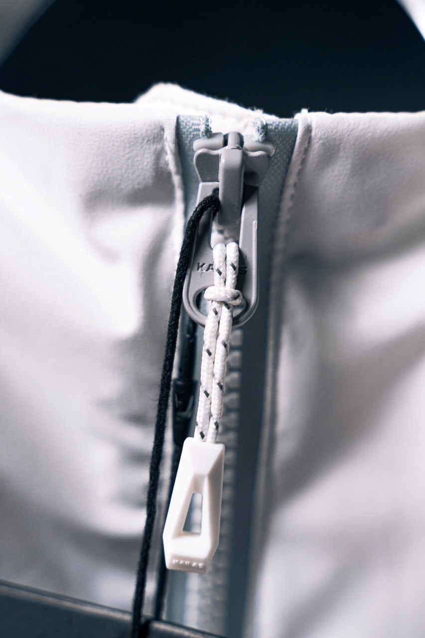 💰540 凯乐石达古羽绒服
【N厂凯乐石达古冬季户外抗寒加厚登山防风鹅绒服】独家货源
设计理念：
      这款凯乐石达古鹅绒服是以中国川西阿坝的达古冰川命名的一款鹅绒服，全气候适应，应对山地四季多变气候及温差满足湿冷环境中的保暖防护需求, 为湿冷天气下徒步登山及山地生活设计，具备高性能保暖科技和防风防小雨功能，当外部冷气入侵，即使汗湿情况下，仍可保持恒定保暖，一款高性能羽绒服为你提供需求。
面料+特点：
        ✅ 采用原版定制FILTER-TEC科技面料提供防风保护
        ✅  可调节立体充绒防风帽
        ✅ 填充700蓬鹅绒，绒子含量达90%，高效保暖
        ✅每件衣服充绒量为180g➕以上
        ✅两侧拉链插手袋，内里设有拉链口袋和收纳网袋，方便收纳物品
        ✅透气拉链设计，快速散热
        ✅弹力防风袖口，防止寒气进入
        ✅内里洗水友好结构设计，便于清洗
        ✅兼具防风抗水、透汽、耐磨等全面防护性能，更好应对徒步穿越中的多变天气挑战
        ✅面料采用撞色设计，独特大方
        ✅大臂后侧有独特的透气拉链设计，快速散热
        ✅ 在户外微雨环境下，能够抵挡水滴，防止渗透，抵御日常油污，拒绝吸收油液体类，易去污，普通洗涤，即可轻易去除污迹
        ✅  抗风，透气，轻微保暖，耐磨
        ✅ 三维调节风帽贴脸不漏风，不遮挡
        ✅男女同款 版型偏宽松，冬季必备
        ✅适合亚洲人群

工艺：
       ✅这款凯乐石达古鹅绒服是以中国川西阿坝的达古冰川命名的一款鹅绒服，全气候适应，应对山地四季多变气候及温差满足湿冷环境中的保暖防护需求, 为湿冷天气下徒步登山及山地生活设计，具备高性能保暖科技和防风防小雨功能，当外部冷气入侵，即使汗湿情况下，仍可保持恒定保暖，一款高性能羽绒服为你提供需求，兼具防风抗水、透汽、耐磨、运动延展等性能耐久耐候性尤为出色，轻松应对丛林、岩石复杂坏境它是一款低调简约款，上身以后的舒适感一定会惊艳你。