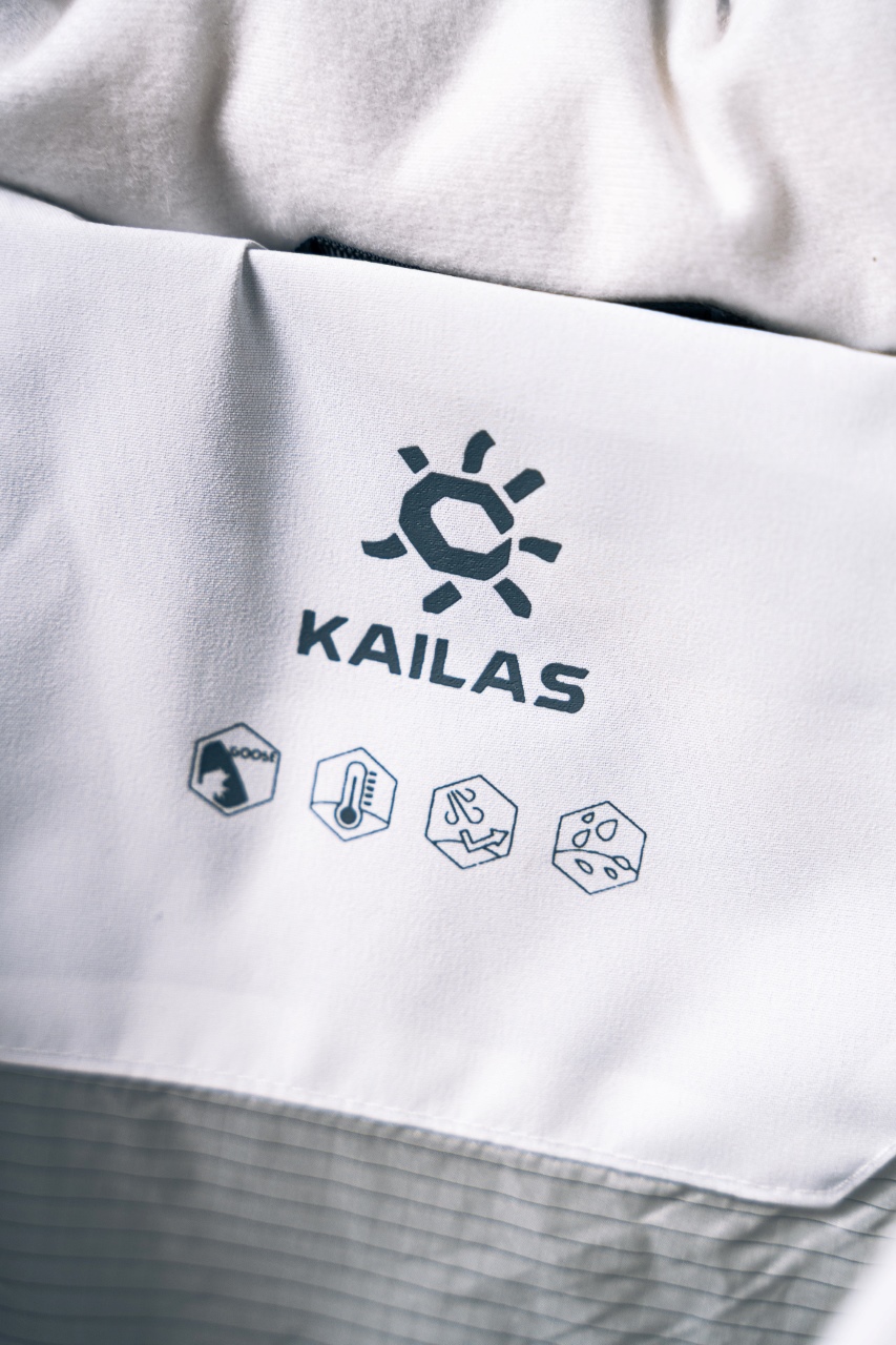 💰540 凯乐石达古羽绒服
【N厂凯乐石达古冬季户外抗寒加厚登山防风鹅绒服】独家货源
设计理念：
      这款凯乐石达古鹅绒服是以中国川西阿坝的达古冰川命名的一款鹅绒服，全气候适应，应对山地四季多变气候及温差满足湿冷环境中的保暖防护需求, 为湿冷天气下徒步登山及山地生活设计，具备高性能保暖科技和防风防小雨功能，当外部冷气入侵，即使汗湿情况下，仍可保持恒定保暖，一款高性能羽绒服为你提供需求。
面料+特点：
        ✅ 采用原版定制FILTER-TEC科技面料提供防风保护
        ✅  可调节立体充绒防风帽
        ✅ 填充700蓬鹅绒，绒子含量达90%，高效保暖
        ✅每件衣服充绒量为180g➕以上
        ✅两侧拉链插手袋，内里设有拉链口袋和收纳网袋，方便收纳物品
        ✅透气拉链设计，快速散热
        ✅弹力防风袖口，防止寒气进入
        ✅内里洗水友好结构设计，便于清洗
        ✅兼具防风抗水、透汽、耐磨等全面防护性能，更好应对徒步穿越中的多变天气挑战
        ✅面料采用撞色设计，独特大方
        ✅大臂后侧有独特的透气拉链设计，快速散热
        ✅ 在户外微雨环境下，能够抵挡水滴，防止渗透，抵御日常油污，拒绝吸收油液体类，易去污，普通洗涤，即可轻易去除污迹
        ✅  抗风，透气，轻微保暖，耐磨
        ✅ 三维调节风帽贴脸不漏风，不遮挡
        ✅男女同款 版型偏宽松，冬季必备
        ✅适合亚洲人群

工艺：
       ✅这款凯乐石达古鹅绒服是以中国川西阿坝的达古冰川命名的一款鹅绒服，全气候适应，应对山地四季多变气候及温差满足湿冷环境中的保暖防护需求, 为湿冷天气下徒步登山及山地生活设计，具备高性能保暖科技和防风防小雨功能，当外部冷气入侵，即使汗湿情况下，仍可保持恒定保暖，一款高性能羽绒服为你提供需求，兼具防风抗水、透汽、耐磨、运动延展等性能耐久耐候性尤为出色，轻松应对丛林、岩石复杂坏境它是一款低调简约款，上身以后的舒适感一定会惊艳你。