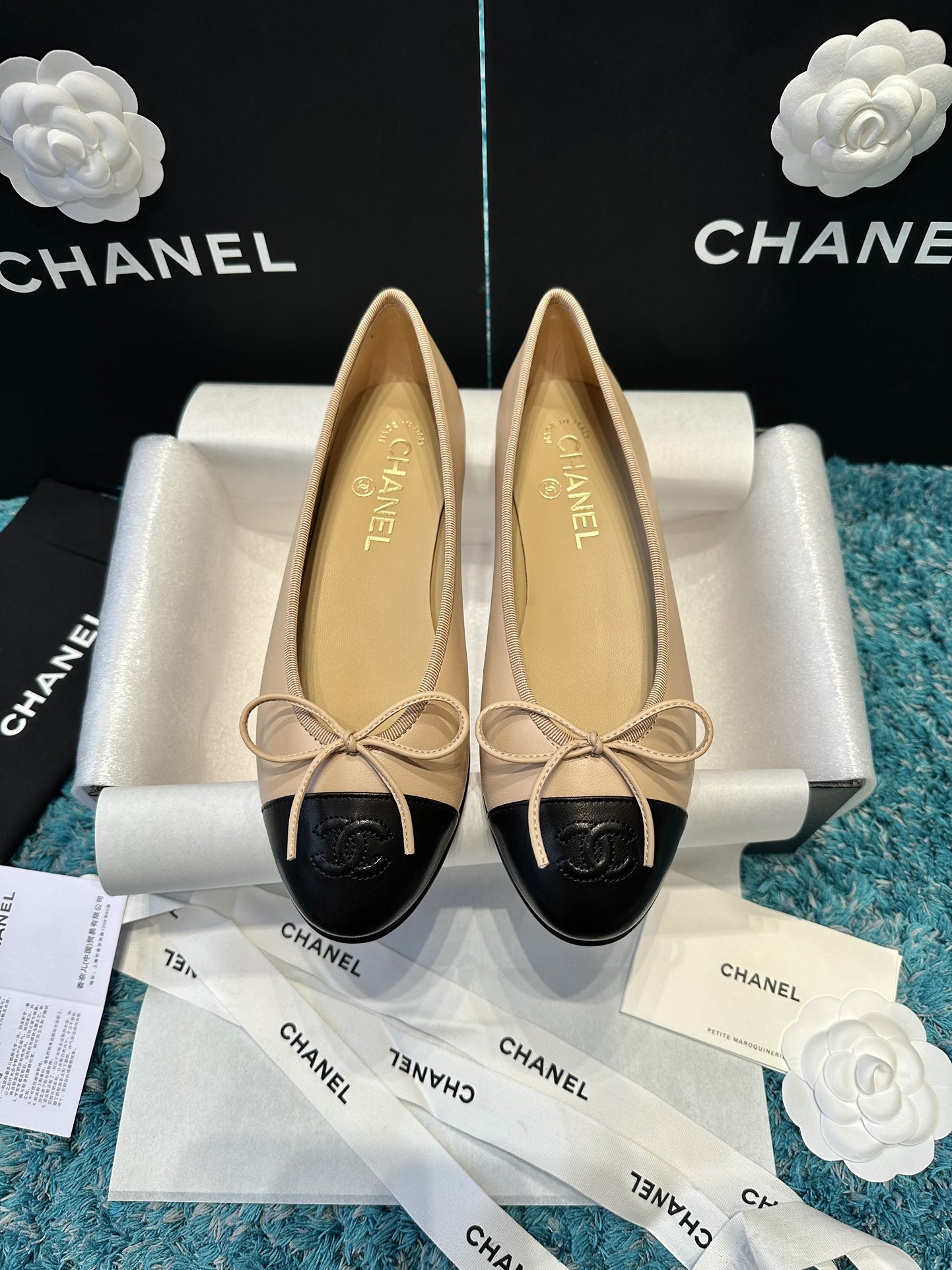 NO:263273,Chanel single shoes that have been upgraded~ ss Top version HK overseas purchasing agent Original 1:1 cut Chanel Chanel's 100-year classic bow round-toed ballet shoes Not many good quality, truly making it easy to enter and exit the counter without pressure. Regardless of last shape, leather selection, and manufacturing technology, they are genuine craftsmanship, very exquisite. Fabric imported mixed-bred sheepskin from Italy, imported sheepskin from the inner lining (sweat absorbing and soft) Soles Italian special A-grade genuine leather sole (non-market ordinary thin sole) size35-39 [34 40 41 42 43 Customized without return and exchange], ballet shoes, chanel, chanel, sheepskin19860909一直都在升级的Chanel单鞋～ ss 顶级版本 HK海外代购 原版1:1切割而成 Chanel香奈儿万年经典蝴蝶结 圆头芭蕾舞鞋 好品质不多 真正做到随便进出专柜无压力 无论楦型、皮料选择、制造工艺都是正品工艺,十分考究. 面料意大利进口混种羊皮 内里进口绵羊皮（吸汗柔软） 鞋底意大利特A级真皮底（非市场普通薄底） size35-39【34 40 41 42 43定制不退换】,芭蕾舞鞋,chanel,chanel,sheepskin,Women's Shoes