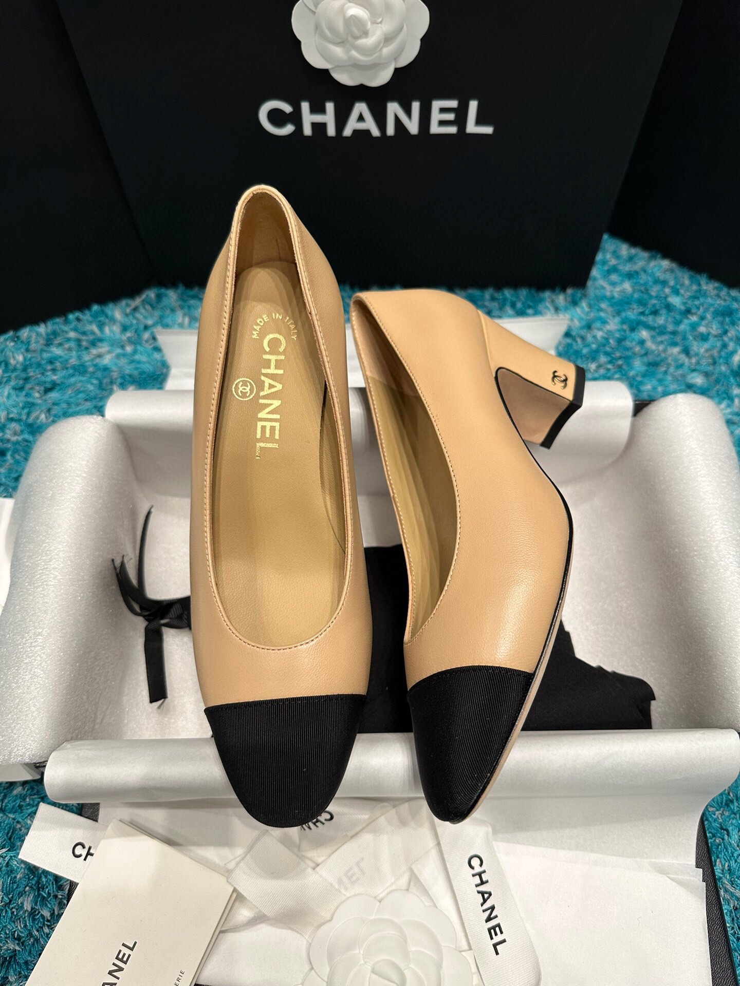 NO:263308,A unique and irreplaceable classic, it can be said that the classic fighter is very versatile and durable, not easy to get outdated, elegant and elegant on the feet, sometimes very simple items can match a very classic feeling, it is simple at first glance, and it is also an intriguing high-end. Two-heel high heel 6.5cm flat sole 2cm Size 34-41 [34 40 41 custom-made non-return], single shoes19860909独一无二无可替代的经典,可以说经典中的战斗机 非常百搭耐看 不容易过时,上脚优雅显气质,有时候很简单的单品又能搭岀很经典的感觉,是乍一眼的简约,也是耐人寻味的高级. 两个跟高 高跟6.5cm 平底2cm 尺码34-41【34 40 41定制不退换】,单鞋,Women's Shoes