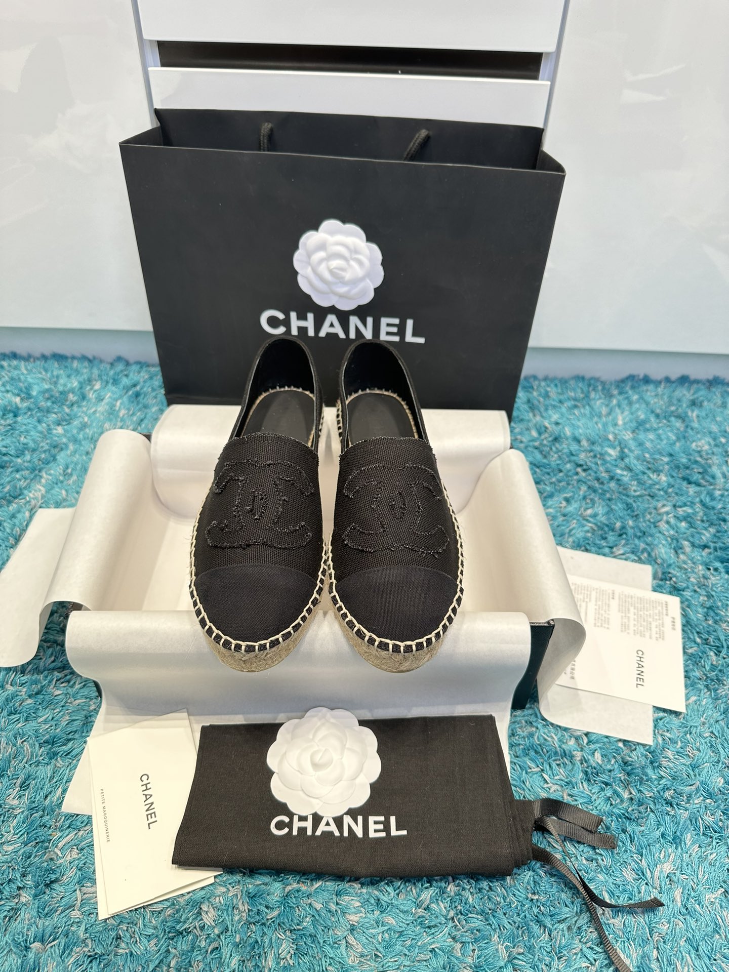 NO:724092,Purchasing agent grade *|Xiaoxiang black denim fisherman shoes [high-end top quality from major manufacturers] A big pair...classic color scheme~the best lazy shoes in history~very suitable for commuting and shopping~all year round~suitable for spring, summer, autumn and winter. The upper material is exclusive and original 1:1 customized imported checkered embroidery thread. The inner foot pad is original 1:1 customized imported sheepskin. The outsole is exclusive and original 1:1 hemp rope plus pure hand-woven pattern. Original 1:1 rubber injection. Translucent rubber original color outsole. Different from market currency.  High quality is definitely different 35, 36, 37, 38, 39, 40, fisherman shoes, espadrilles, sheepskin19860909代购级 *|小香黑色牛仔布渔夫鞋【大厂高端顶级品质】 大大的双……经典的配色～史上最好穿的懒人鞋～通勤逛街都非常～一年四季～春夏秋冬皆适宜 鞋面材质独家原版1:1定制进口方格绣线 内里垫脚原版1:1定制进口羊皮 大底独家原版1:1麻绳加纯手工编花原版1:1注胶 半透明橡胶原色大底 区别市场通货 高品质肯定不一样 35、36、37、38、39、40,渔夫鞋,espadrilles,sheepskin,Women's Shoes