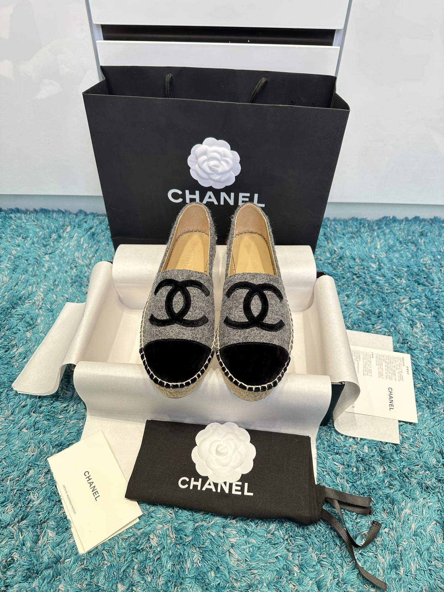 NO:724107,Purchasing agent grade *|The latest color matching of Xiaoxiang fisherman shoes [high-end and top quality from a major manufacturer] The best lazy shoes in history ~ New colors will be released every year ~ You will never get tired of wearing them every year ~ They will never go out of style every year ~ Great for commuting and shopping ~ all year round!  Suitable for spring, summer, autumn and winter. The upper material is exclusive and original 1:1 customized imported checkered embroidery thread. The inner foot pad is original 1:1 customized imported sheepskin. The outsole is exclusive and original 1:1 hemp rope plus pure hand-woven patterns. Original 1:1 glue injection. Translucent rubber original color outsole. Distinguishing market currency. High quality is definitely different. 35, 36, 37, 38, 39, 40, fisherman shoes, espadrilles, sheepskin19860909代购级 *|小香渔夫鞋最新款配色【大厂高端顶级品质】 史上最好穿的懒人鞋～每年都会出新颜色 ～年年穿不腻～年年永不会过时～通勤逛街都非常～一年四季！春夏秋冬皆适宜 鞋面材质独家原版1:1定制进口方格绣线 内里垫脚原版1:1定制进口羊皮 大底独家原版1:1麻绳加纯手工编花原版1:1注胶 半透明橡胶原色大底 区别市场通货 高品质肯定不一样 35、36、37、38、39、40,渔夫鞋,espadrilles,sheepskin,Women's Shoes