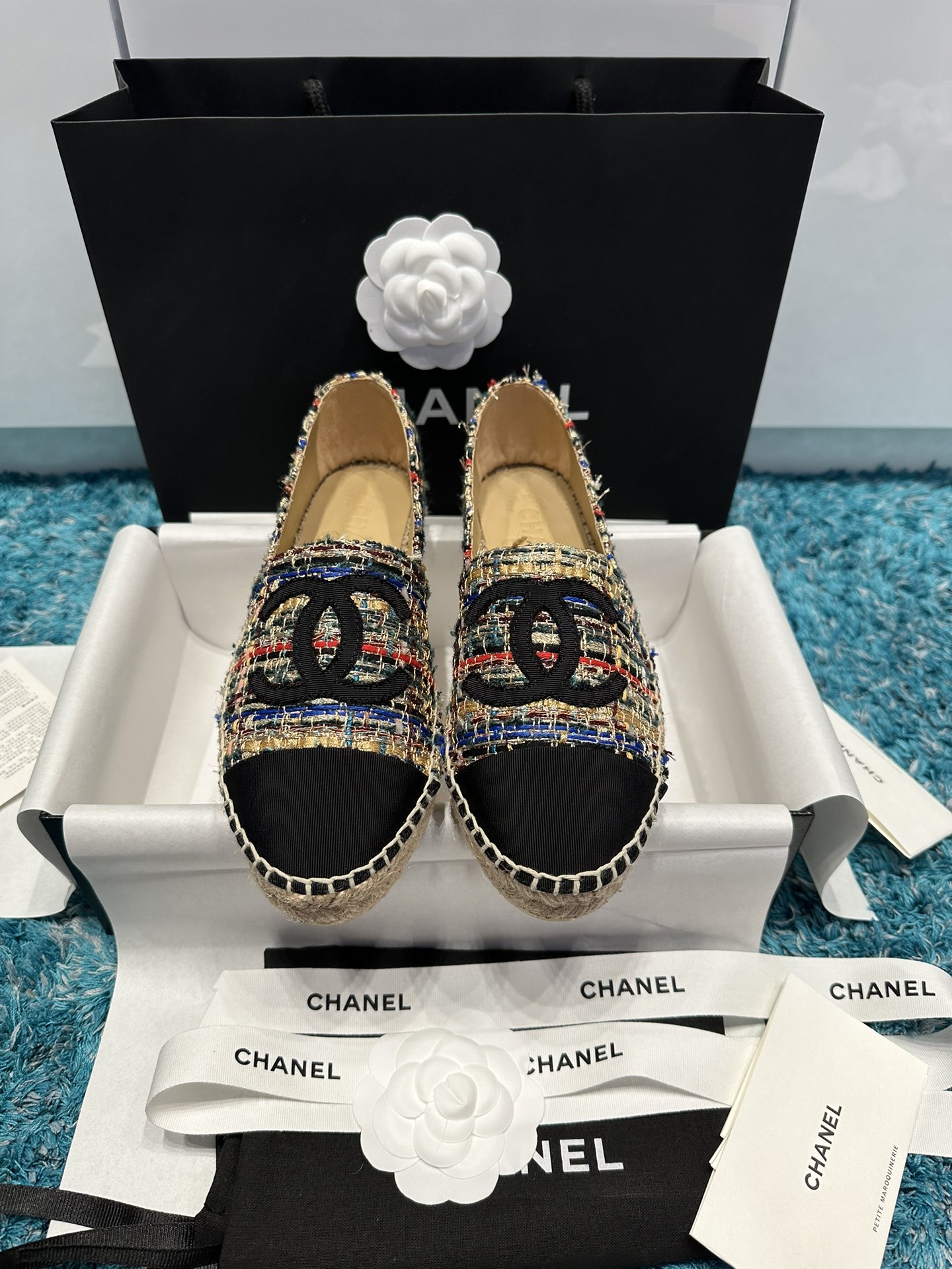 NO:724121,Purchasing agent grade *|The latest color matching of Xiaoxiang fisherman shoes [high-end and top quality from a major manufacturer] The best lazy shoes in history ~ New colors will be released every year ~ You will never get tired of wearing them every year ~ They will never go out of style every year ~ Great for commuting and shopping ~ all year round!  Suitable for spring, summer, autumn and winter. The upper material is exclusive and original 1:1 customized imported checkered embroidery thread. The inner foot pad is original 1:1 customized imported sheepskin. The outsole is exclusive and original 1:1 hemp rope plus pure hand-woven patterns. Original 1:1 glue injection. Translucent rubber original color outsole. Distinguishing market currency. High quality is definitely different. 35, 36, 37, 38, 39, 40, fisherman shoes, espadrilles, sheepskin19860909代购级 *|小香渔夫鞋最新款配色【大厂高端顶级品质】 史上最好穿的懒人鞋～每年都会出新颜色 ～年年穿不腻～年年永不会过时～通勤逛街都非常～一年四季！春夏秋冬皆适宜 鞋面材质独家原版1:1定制进口方格绣线 内里垫脚原版1:1定制进口羊皮 大底独家原版1:1麻绳加纯手工编花原版1:1注胶 半透明橡胶原色大底 区别市场通货 高品质肯定不一样 35、36、37、38、39、40,渔夫鞋,espadrilles,sheepskin,Women's Shoes