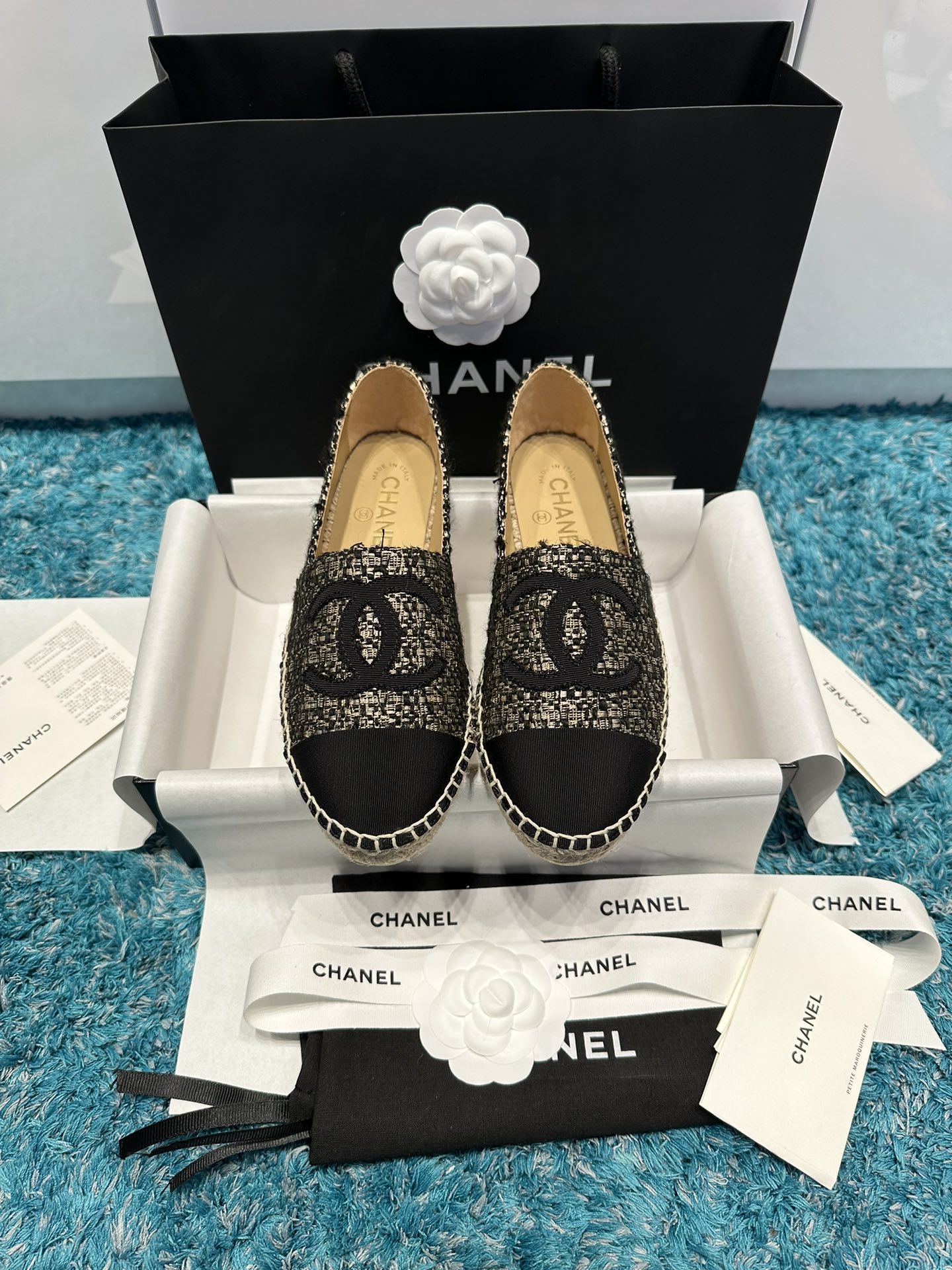 NO:724124,*|Full series of Xiaoxiang fisherman shoes [high-end and top quality from major manufacturers] The best lazy shoes in history ~ New colors will be released every year ~ You will never get tired of wearing them every year ~ They will never go out of style every year ~ Great for commuting and shopping ~ all year round!  Suitable for spring, summer, autumn and winter. The upper material is exclusive original 1:1 customized imported first-layer sheepskin!  Imported linen fabric and cotton surface!  Original 1:1 custom-made imported sheepskin lining, outsole with hemp rope and hand-woven patterns, original 1:1 glue injection, translucent rubber original color outsole 35, 36, 37, 38, 39, 40, fisherman's shoes, espadrilles, sheepskin19860909*|小香渔夫鞋全系列【大厂高端顶级品质】 史上最好穿的懒人鞋～每年都会出新颜色 ～年年穿不腻～年年永不会过时～通勤逛街都非常～一年四季！春夏秋冬皆适宜 鞋面材质独家原版1:1定制进口头层羊皮！进口布料麻棉面！ 内里垫脚原版1:1定制进口羊皮 大底麻绳加纯手工编花原版1:1注胶 半透明橡胶原色大底 35、36、37、38、39、40,渔夫鞋,espadrilles,sheepskin,Women's Shoes