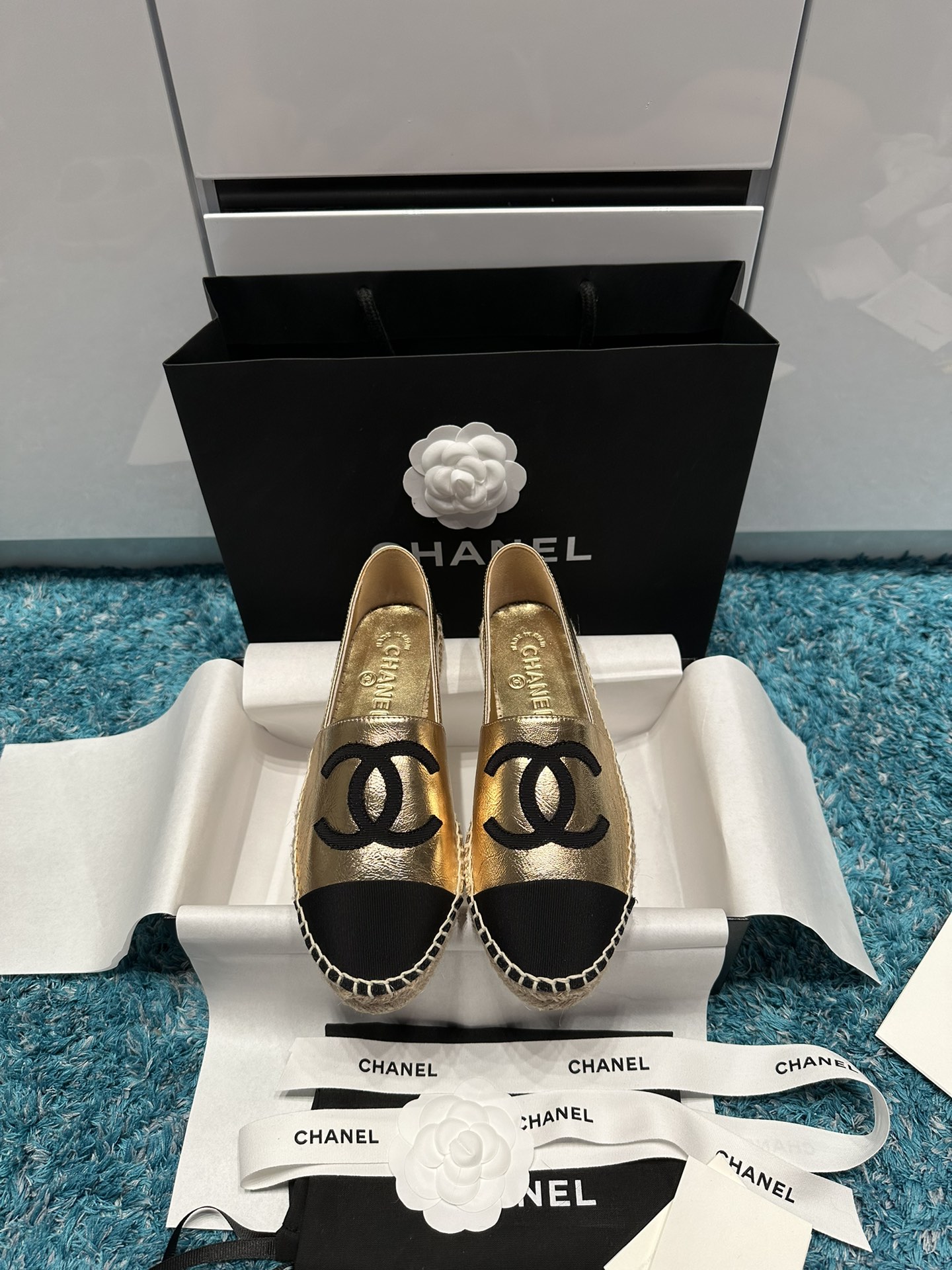 NO:724127,Purchasing agent grade *|The latest color matching of Xiaoxiang fisherman shoes [high-end and top quality from a major manufacturer] The best lazy shoes in history ~ New colors will be released every year ~ You will never get tired of wearing them every year ~ They will never go out of style every year ~ Great for commuting and shopping ~ all year round!  Suitable for spring, summer, autumn and winter. The upper material is exclusive and original 1:1 customized imported checkered embroidery thread. The inner foot pad is original 1:1 customized imported sheepskin. The outsole is exclusive and original 1:1 hemp rope plus pure hand-woven patterns. Original 1:1 glue injection. Translucent rubber original color outsole. Distinguishing market currency. High quality is definitely different. 35, 36, 37, 38, 39, 40, fisherman shoes, espadrilles, sheepskin19860909代购级 *|小香渔夫鞋最新款配色【大厂高端顶级品质】 史上最好穿的懒人鞋～每年都会出新颜色 ～年年穿不腻～年年永不会过时～通勤逛街都非常～一年四季！春夏秋冬皆适宜 鞋面材质独家原版1:1定制进口方格绣线 内里垫脚原版1:1定制进口羊皮 大底独家原版1:1麻绳加纯手工编花原版1:1注胶 半透明橡胶原色大底 区别市场通货 高品质肯定不一样 35、36、37、38、39、40,渔夫鞋,espadrilles,sheepskin,Women's Shoes