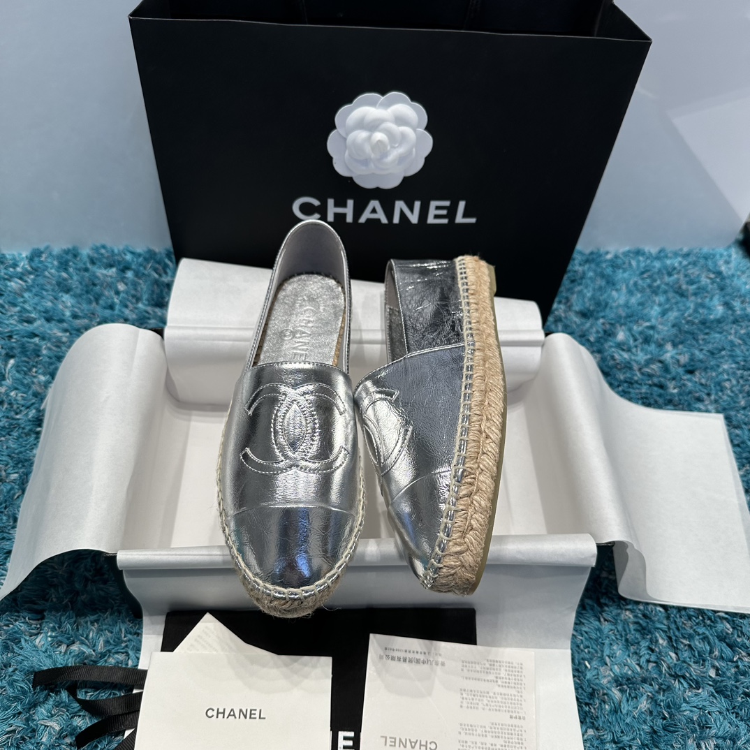 NO:724108,Purchasing agent grade *|The latest color matching of Xiaoxiang fisherman shoes [high-end and top quality from a major manufacturer] The best lazy shoes in history ~ New colors will be released every year ~ You will never get tired of wearing them every year ~ They will never go out of style every year ~ Great for commuting and shopping ~ all year round!  Suitable for spring, summer, autumn and winter. The upper material is exclusive and original 1:1 customized imported checkered embroidery thread. The inner foot pad is original 1:1 customized imported sheepskin. The outsole is exclusive and original 1:1 hemp rope plus pure hand-woven patterns. Original 1:1 glue injection. Translucent rubber original color outsole. Distinguishing market currency. High quality is definit19860909代购级 *|小香渔夫鞋最新款配色【大厂高端顶级品质】 史上最好穿的懒人鞋～每年都会出新颜色 ～年年穿不腻～年年永不会过时～通勤逛街都非常～一年四季！春夏秋冬皆适宜 鞋面材质独家原版1:1定制进口方格绣线 内里垫脚原版1:1定制进口羊皮 大底独家原版1:1麻绳加纯手工编花原版1:1注胶 半透明橡胶原色大底 区别市场通货 高品质肯定不一样 35、36、37、38、39、40,渔夫鞋,espadrilles,sheepskin,Women's Shoes