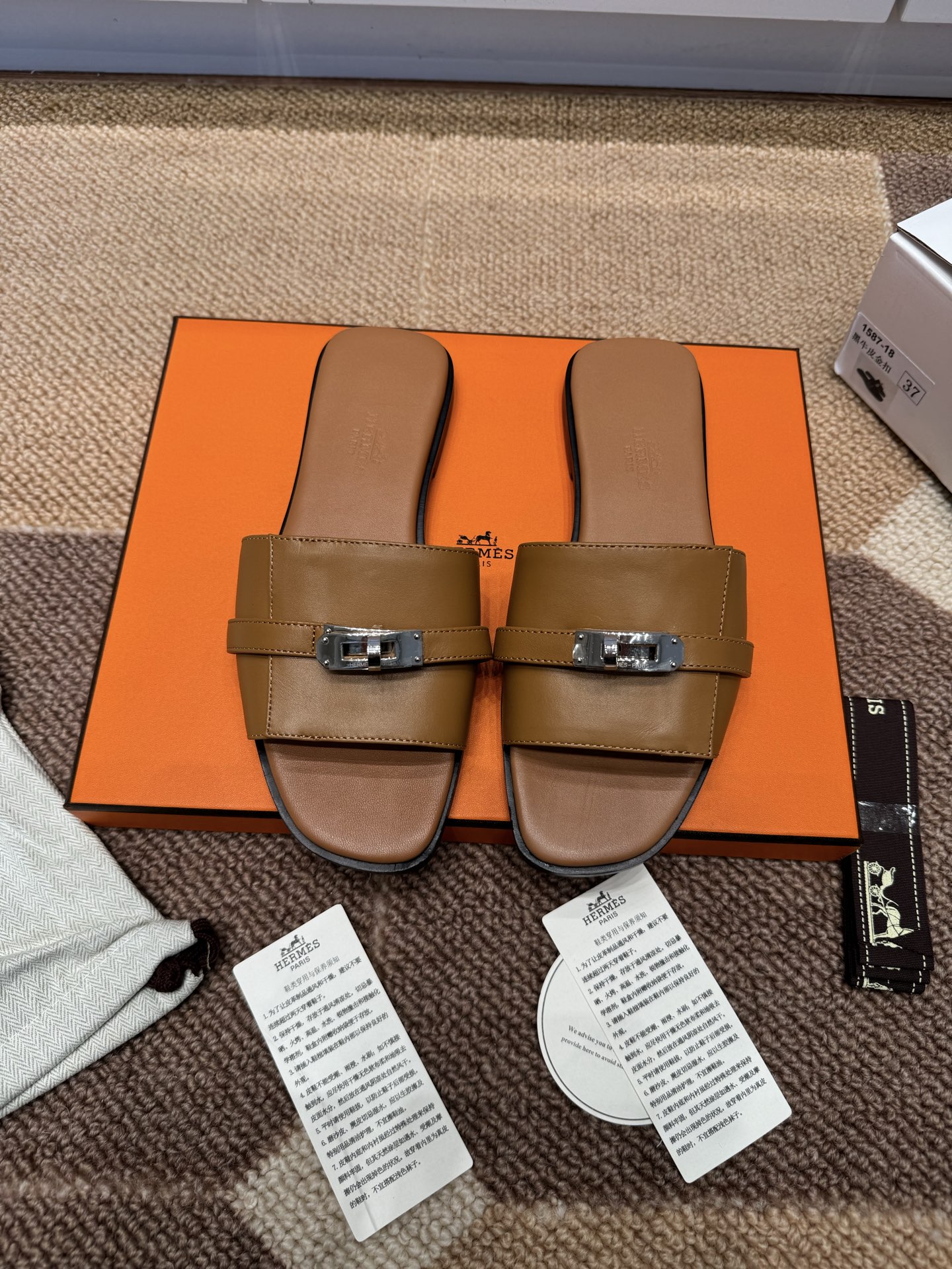 NO:264015,High-quality goods (airplane box 10) Hermes' latest popular Kelly button slippers 