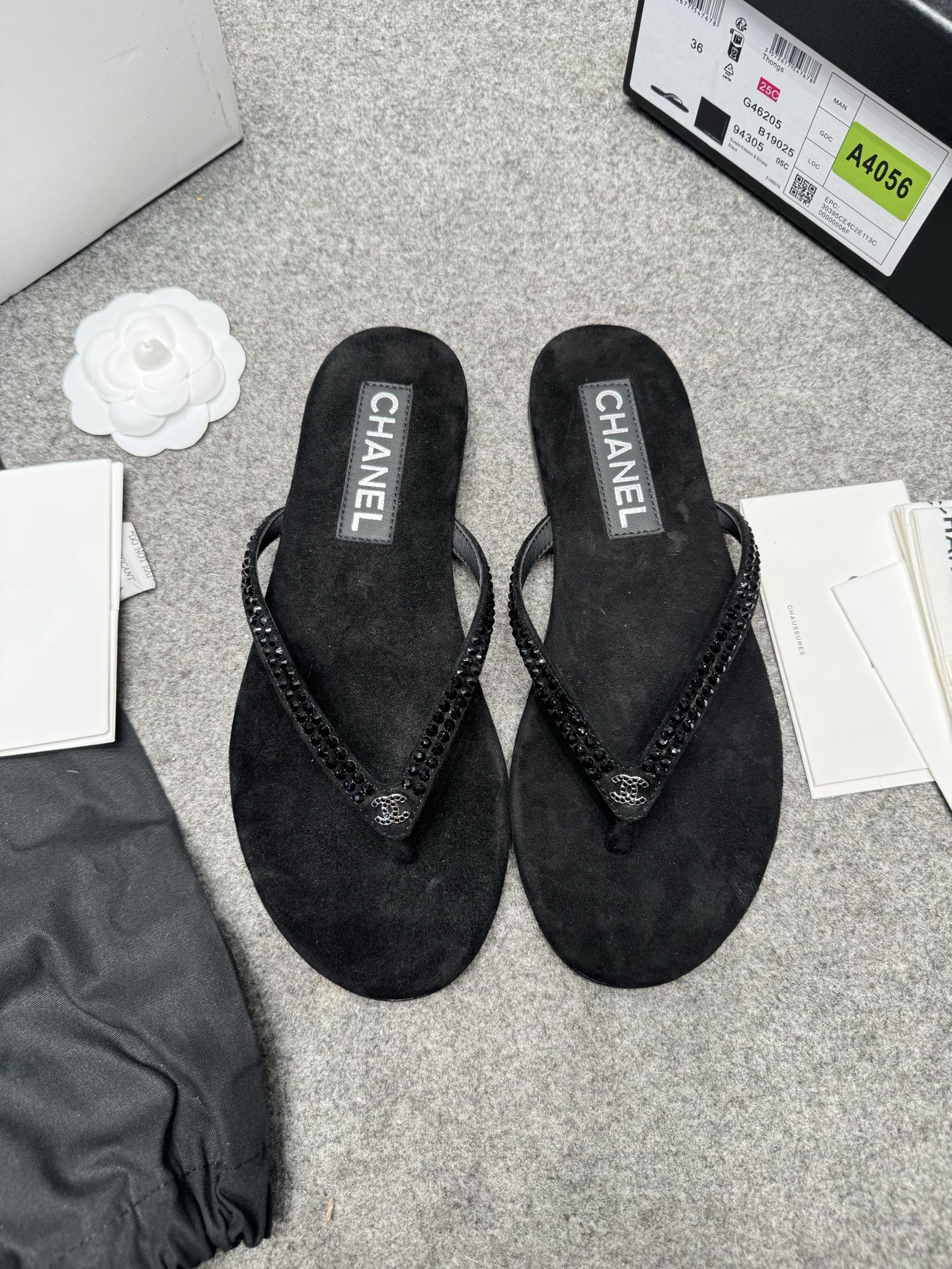 NO:264013,CHANE* 25c Early Spring New Herringbone Pearl Drag, original version purchased and developed, only made in the top version, customized luxury Roski rhinestones, super flash, full of high-end feel. Customized original imported delicate sheep tiles, open molds and imported Italian A-grade leather big sole, details and quality as always!  35-41. Positive size, split toe shoes, chanel, sheep, Leather soles19860909高定 CHANE* 25c 早春新款人字珍珠拖, 原版购入开发、只做顶级版本,定制奢华洛世奇水钻,超级闪,高级感满满.定制原版进口细腻羊猄,开模意大利进口A级真皮大底,细节品质一如既往！ 35-41、正码,分趾鞋,chanel,sheep,Leather soles,Women's Shoes