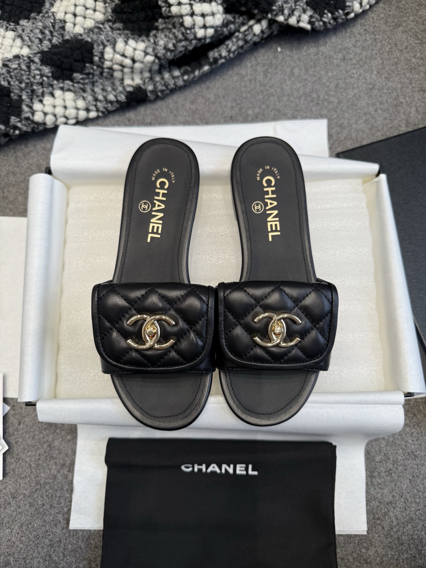 NO:264030,The top version of 2025chanel Chanel schoolbag buckle slippers are here, popular design, Xiaoxiang classic schoolbag rotary buckle, another classic outsole: Italian leather outsole Fabric: mixed-bred sheepskin Inner: Yangjing Size: 35-40 (40 custom made without return) 10 is required to be added to the box, slippers, chanel, chanel, slippers, sheepskin, sheep, Leather soles19860909顶级版本2025chanel香奈儿书包扣拖鞋来了,爆款设计,沿用小香经典书包旋转扣,又一经典 大底:意大利真皮大底 面料:混种羊皮 内里:羊京 码数:35-40（40 定制不退换） 带盒需加10,拖鞋,chanel,chanel,slippers,sheepskin,sheep,Leather soles,Women's Shoes