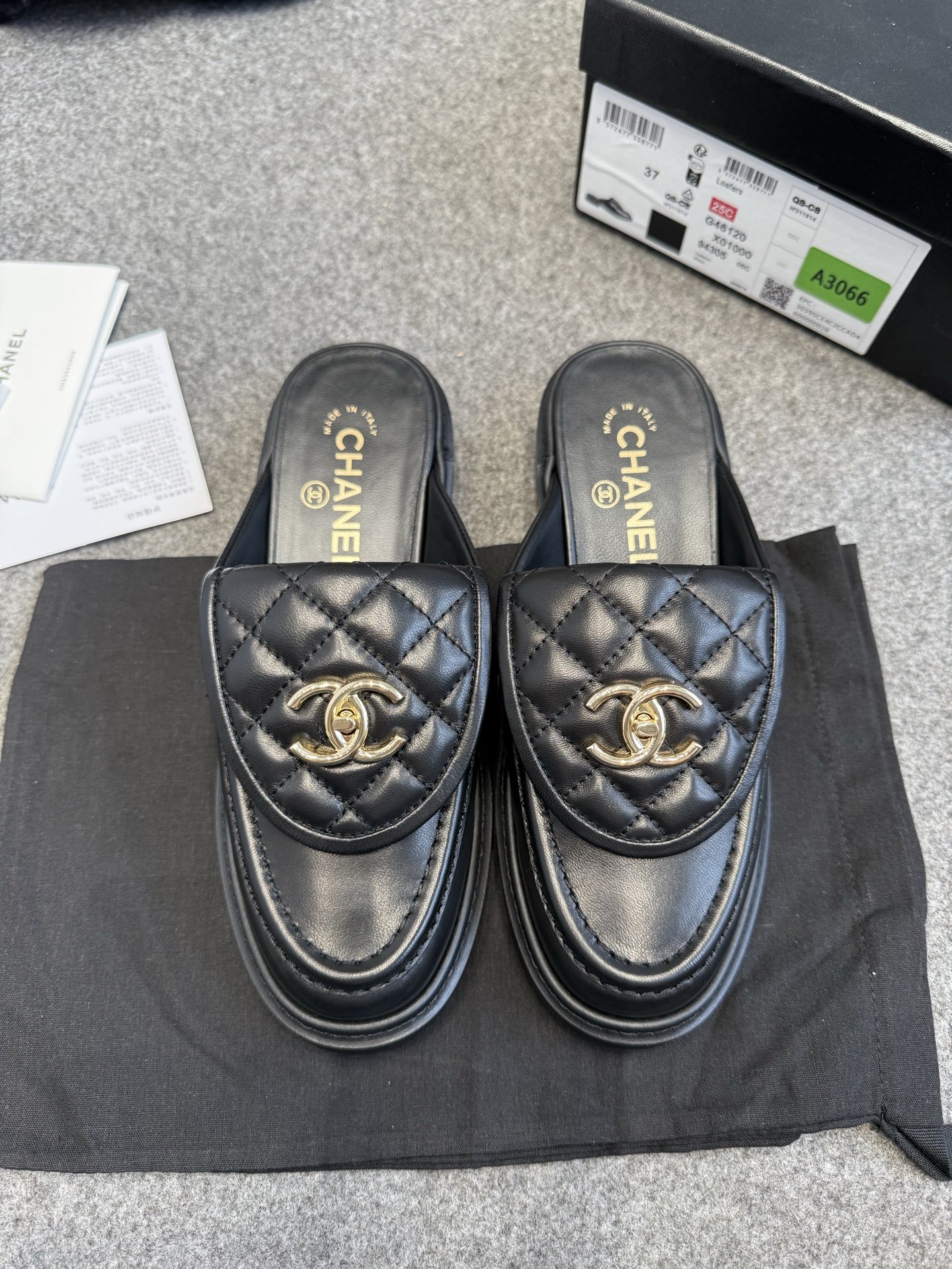 NO:264032,The top version of 2025chanel Chanel schoolbag buckle is half-walking, the popular design, the classic schoolbag rotary buckle is used, and the same layout of the popular loafers extends into a half-hold design, will be a classic. Outsole: Italian leather outsole Fabric: mixed-bred sheepskin Inner: full-grain sheepskin Size: 35-41 (40 41 custom-made without return) 10 additional items are required to wear the box, slippers, chanel, chanel, loafers, slippers, sheepskin, Leather soles19860909顶级版本2025chanel香奈儿书包扣半拖来了,爆款设计,沿用小香经典书包旋转扣,爆款乐福鞋同款版面延伸成半托的设计,又将是一经典 大底:意大利真皮大底 面料:混种羊皮 内里:全粒面羊皮 码数:35-41 (40 41定制不退换） 带盒需另加10,拖鞋,chanel,chanel,loafers,slippers,sheepskin,Leather soles,Women's Shoes