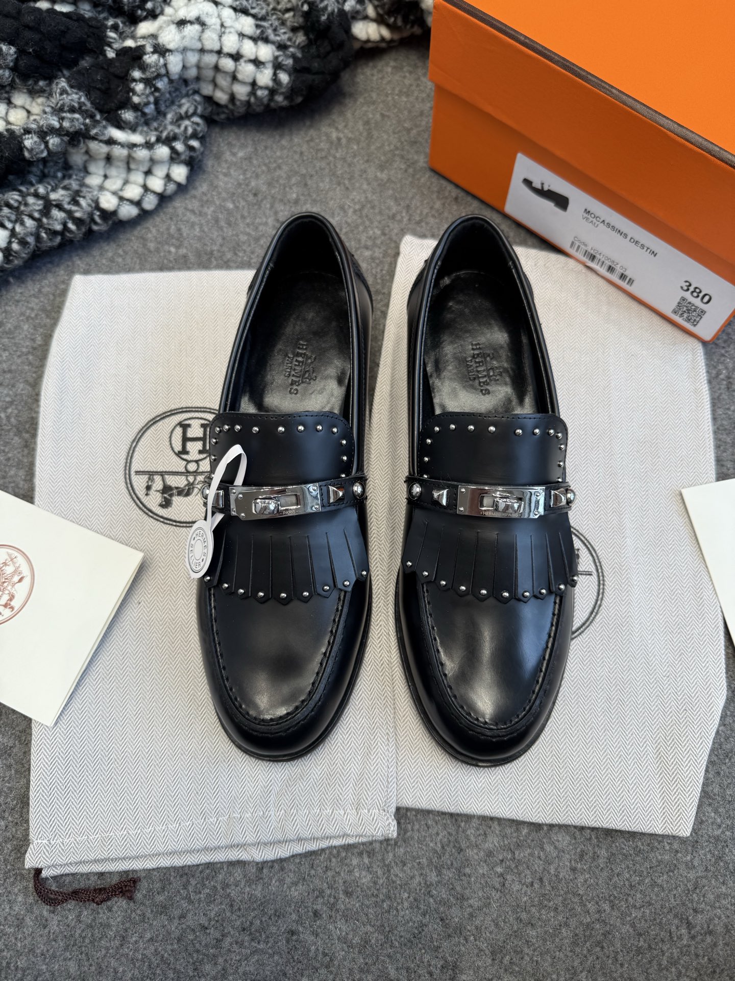 NO:264028,* Destin tassel loafers | Original purchase level - black and white Material and crafts Original calfskin sheepskin lining and insole The footrest is decorated with brand logo imprints The upper is decorated with tassels and silver kelly buckle Italian leather outsole 2.5cm heel Size35-39 (40 41 Customized non-return), loafers, cowhide, sheepskin, Leather soles19860909* Destin流苏乐福鞋｜原版购入代购级别 -黑白 材质与工艺 原版小牛皮 羊皮内衬和内底 垫脚饰有品牌标识压印 鞋面饰有流苏和银色kelly扣 意大利真皮大底 2.5cm鞋跟 Size35-39 (40 41 定制不退换),乐福鞋,loafers,cowhide,sheepskin,Leather soles,Women's Shoes