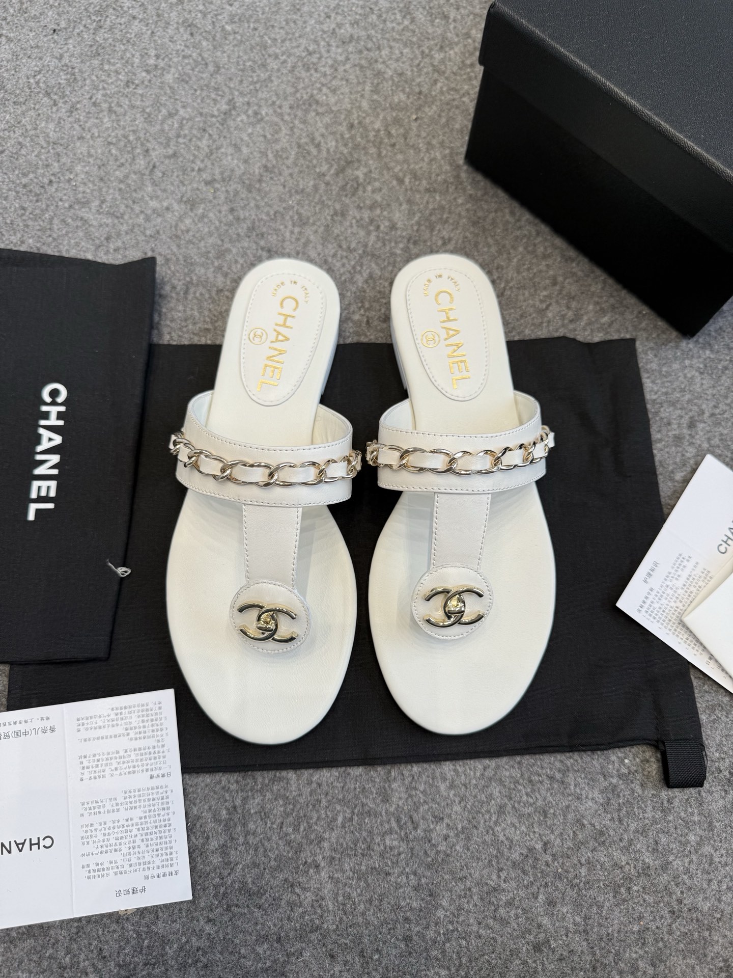NO:264026,CHANE*｜Xiaoxiang 25P Spring and Summer New Products Double C Chain Series Flip-Flip-Flop Slippers Sandals Chain Sandals This year's big hit. It has been impressed by its beauty and is casual and natural. It also has the classic domineering style of Xiangjia from leather to hardware. It is comfortable and fashionable. The fabric is made of lambskin, inner silk sheepskin, outsole Italian cowhide, size: 35-40 (41.42 custom-made, non-return and exchange), split-toe shoes, chanel, chanel, sandals, slippers, cowhide, sheepskin19860909CHANE*｜小香25P春夏新品 双C链条系列夹脚拖鞋凉鞋 链条凉鞋今年的大爆款 已被它的美貌折服得随性自然 又有香家经典的霸道 从皮质到五金满满的高级感 上脚舒适又洋气 面料采用进小羊皮 内里丝绸羊皮 大底意大利牛皮大底 码数:35-40 (41.42定制不退换),分趾鞋,chanel,chanel,sandals,slippers,cowhide,sheepskin,Women's Shoes