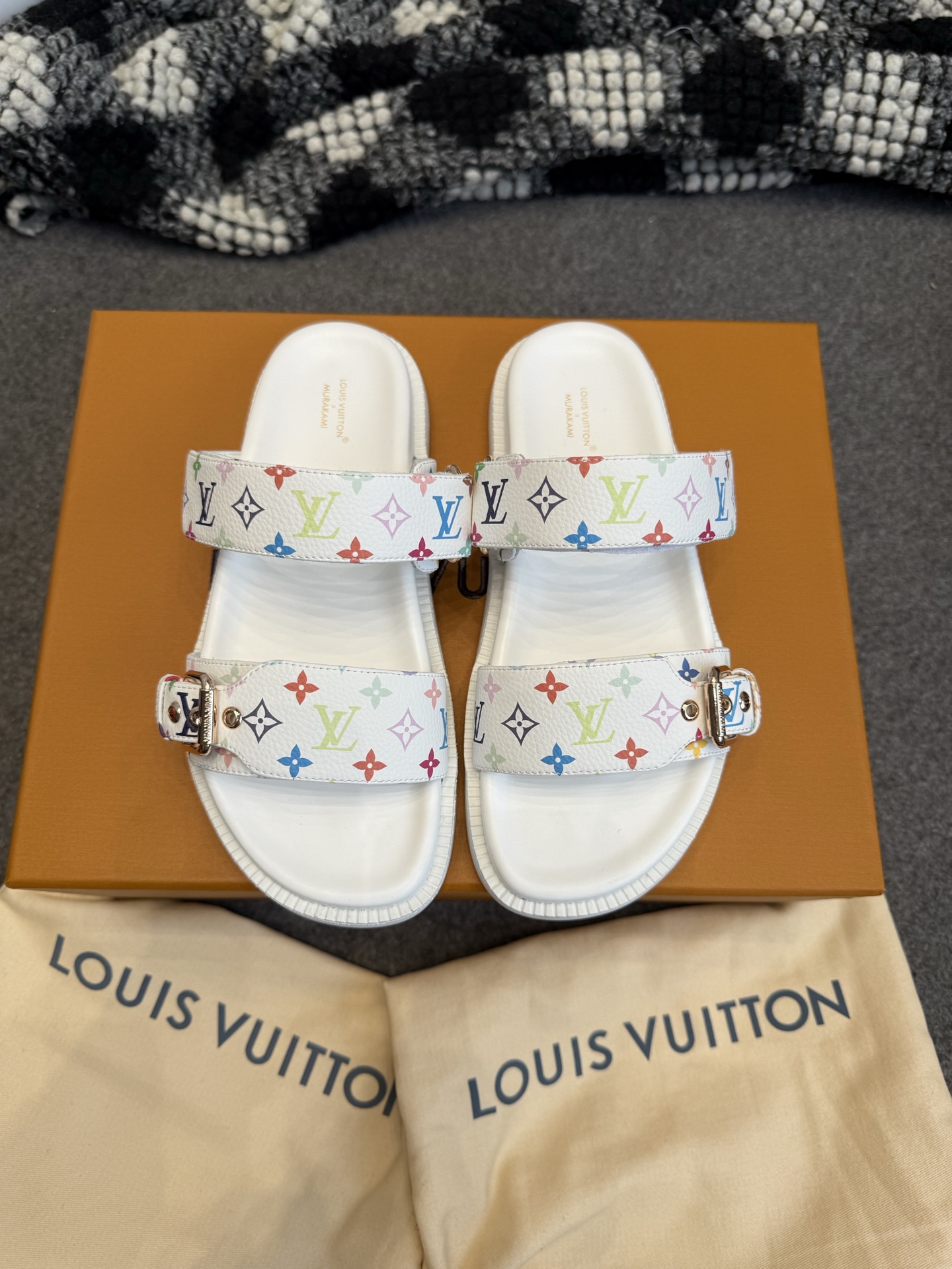 NO:264024,——Today’s new product——COCO purchasing agent level!  LV ballet shoes Spring and summer new arrival single shoes sandals purchasing grade!  The LV X TM 6AM Murakami Takashi is elegant and elegant, and the classic logo shows the brand's charm. The perfect last shape is super beautiful when debugging the toe, the lines are smooth and beautiful, both delicate and fashionable. Please distinguish them from cheap goods on the market!  The upper is black and white, and the original three-color fabric is imported mixed-bred sheepskin inside, breathable and sweat-absorbing!  Large sole original TPU anti-slip large sole, heel height 3cm, yardage number 35-41!  (40/41 Customized, no return or replacement), slippers, louis vuitton, sandals, slippers, sheepskin19860909——今日新品—— COCO代购级别！ LV芭蕾舞鞋 春夏new arrival单鞋凉鞋代购级！LV X TM 6AM村上隆联名款,优雅不失大气,经典logo彰显品牌魅力.完美楦型,注意看鞋头调试的超级好看,线条流畅优美,既秀气又时尚.请区分于市面廉价货！ 鞋面黑,白,三彩原厂面料 内里进口混种羊皮,透气吸汗！ 大底原厂TPU防滑大底 跟高3cm 码数35-41！（40/41定制不退不换),拖鞋,louis vuitton,sandals,slippers,sheepskin,Women's Shoes