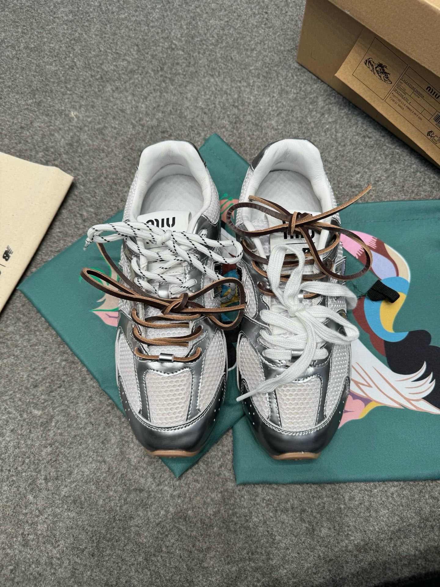 NO:264022,Men's 10MiuMiu·MuMiu 2025ss new MiuMiu x New Balance NB530 series couples Forrest Gump shoes De training shoes casual sneakers Top version original purchase and development Miu Miu x New Balance classic NB530 sneakers draw inspiration from them and launched its own iterative version 530SL. The sneakers adopt a deconstruction and lightweight design, with brown and beige color matching, with a bit of antique fabric covering the outline of New Balance 530. The deliberately worn and uneven leather tones give the buckle shoes a different personality. This co-branded shoe is equipped with a pair of shoelace designs, including white, orange, brown and yellow shoelaces, creating a casual tie-up feeling, adding a bit of Boyish and sexy to the overall feeling! Original fabric custom-made top layer cowhide, original imported soft cowhide, original sole, open mold, anti-slip TPU, sole, about 2.5cm, size, women's 35-40, men's 39-45, casual shoes/sports shoes, miumiu, sneakers, cowhide19860909男款10MiuMiu·缪缪 2025ss新款 MiuMiu x New Balance NB530系列情侣款阿甘鞋德训鞋休闲运动鞋 顶级版本原版购入开发做货 Miu Miu x New Balance经典NB530运动鞋中汲取灵感,推出了自己的迭代版本530SL.该运动鞋采用解构和轻盈的设计,有棕色和米色配色,带点彷旧日的布料包覆着New Balance 530的轮廓,刻意磨损、不均匀的皮革色调,让波鞋多了不同的个性.这款联名鞋款配有双鞋带设计,包括白色、橙色、棕色和黄色鞋带,营造出随性系起的感觉,为整体感又多了几分Boyish以及率性感！ 面料原版定制头层牛皮 内里原版进口柔软牛皮 鞋底原版开模防滑TPU 底厚约2.5cm 码数女35-40男39-45,休闲鞋/运动鞋,miumiu,sneakers,cowhide,Women's Shoes