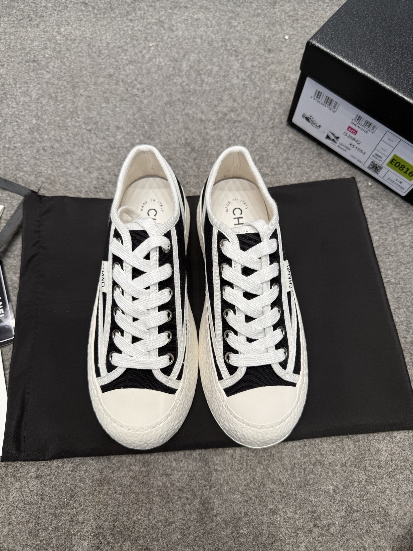 NO:264020,Xiaoxiang Vintage 25F spring and summer new canvas series. The ancient casual shoes are so stylish. Retro coco women's shoes have always been extremely popular. This tribute to the classic series!  It looks so good~ a must-have fashion item for trendy people!  Upper: ZP high-density weaving canvas, cowhide latex footbeds, outsole: private mold Tpu rubber outsole, size 35-40 (40 custom made without return or exchange), casual shoes/sports shoes, sneakers, cowhide19860909小香 Vintage 25F春夏新款帆布系列 中古休闲鞋太有范儿了 复古coco女鞋.一直以来异常的盛行. 这款致敬经典系列！ 上脚超好看～潮人必备时尚单品！ 鞋面:ZP高密度织法帆布, 牛皮乳胶垫脚  大底:私模Tpu橡胶大底 码数35-40（40定做不退换）,休闲鞋/运动鞋,sneakers,cowhide,Women's Shoes