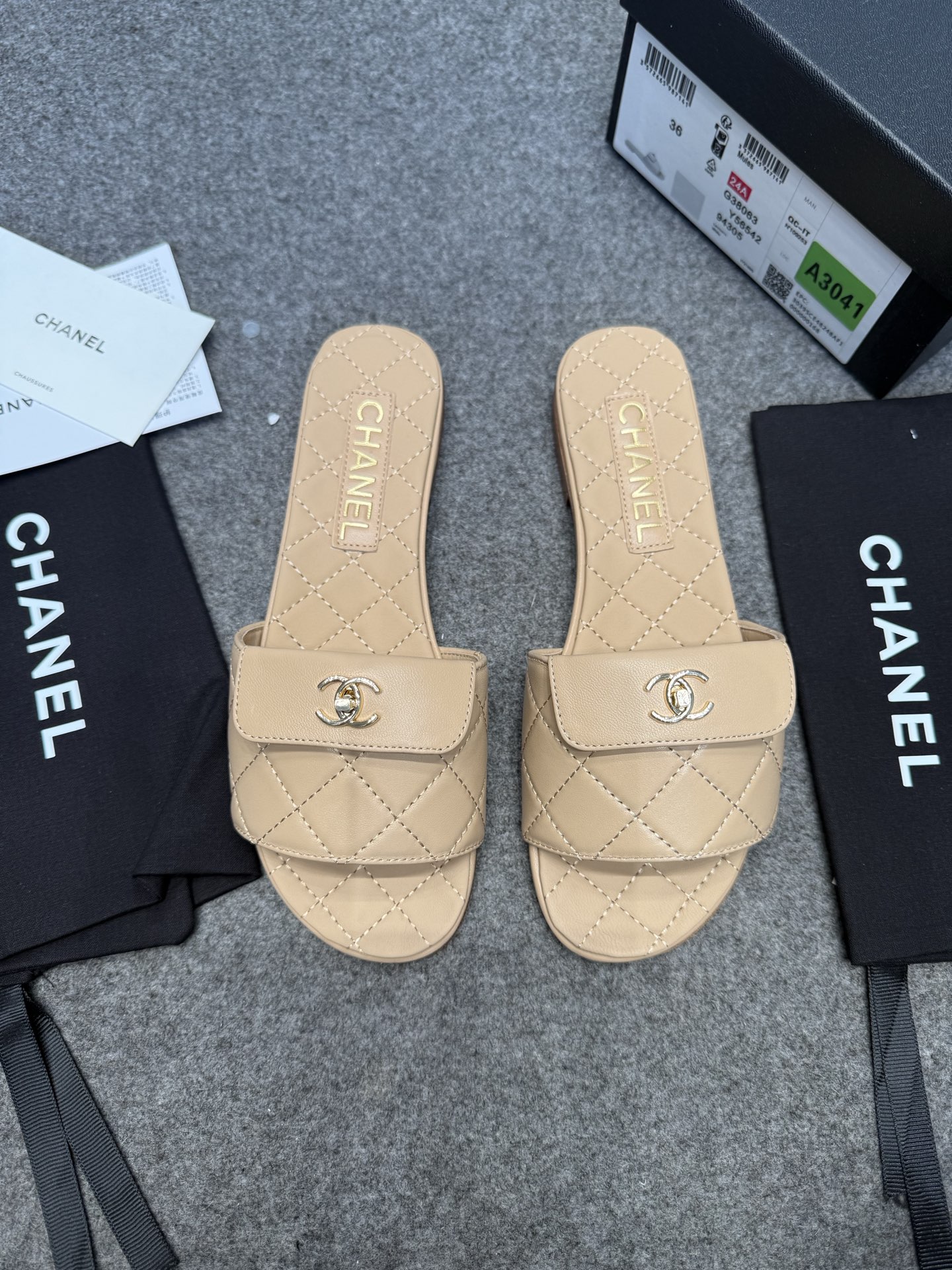 NO:264018,25Fw spring and summer new Chan*l small xiang diamond-shaped Mier slippers sandals. The fanatics of slippers are here again. You can contract you for the fashion of the whole summer. Classic diamond-shaped chain element design. A strong medium-class elegance. It is great to match with any style and adds a lot of noble temperament!  Mixed-bred sheepskin inner lambskin outsole Italian leather outsole heel height 2cm Size35-39 (customized by 40/41), slippers, chanel, slippers, sheepskin, Leather soles1986090925Fw春夏新款Chan*l小香菱格蜜儿一字拖鞋凉拖鞋 拖鞋的狂热爱好者又来了 可以承包你一整个夏天的时髦 经典菱格链条元素设计 浓浓的中古典雅气息 搭配任何风格都很赞 增添了许多高贵气质！ 鞋面混种羊皮 内里小羊皮 大底意大利真皮大底 跟高2cm Size35-39（40/41定制）,拖鞋,chanel,slippers,sheepskin,Leather soles,Women's Shoes