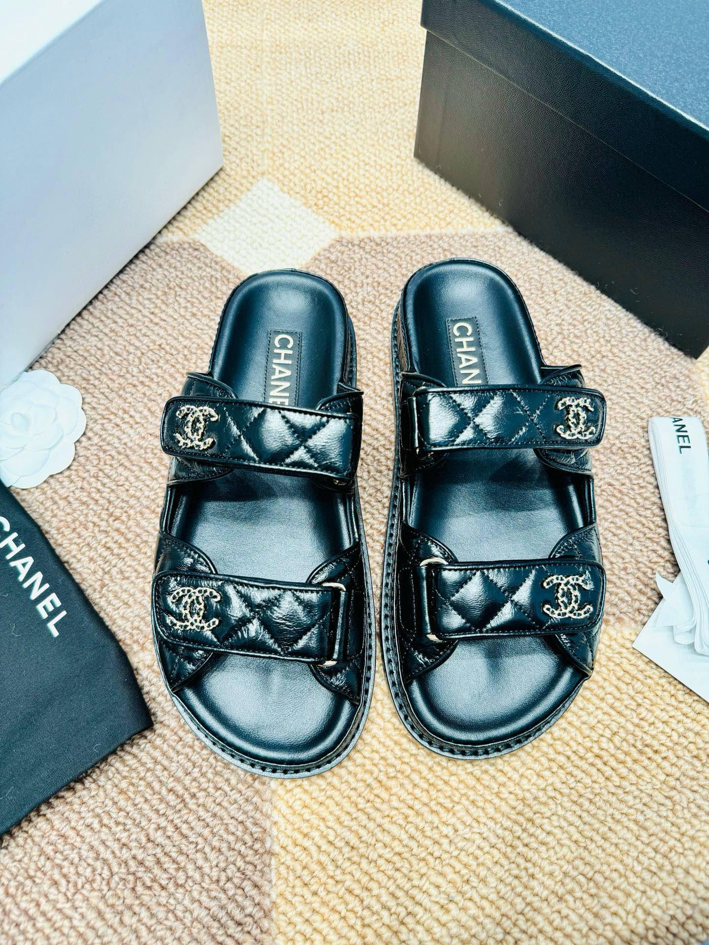 NO:240238,High-quality sandals, semi-torque size35-36-37-38-39-40 CHANEL | Xiaoxiang 24 new double C summer Velcro beach shoes, double C Velcro casual sandals, summer beach shoes!  CHANEL small fragrance sandals/counter out of stock king, a universal and versatile artifact, a comfortable and comfortable sandal for footwear. This must-have item in spring and summer can be perfectly controlled whether it is barefoot or paired with socks!  You can easily control it at the age of 15-60. If you have never bought it before, you must try it!  If you have purchased it, you must buy a different pair of colors!  zp custom oil wax cowhide custom soft sheepskin!  Comfortable to wear Italian imported double-layer leather outsole, semi-slide sandals, chanel, sandals, cowhide, sheepskin, Leather soles, socks19860909高货凉鞋 半拖 size35-36-37-38-39-40 CHANEL |小香 24新品双C夏日魔术贴沙滩鞋 双C魔术贴休闲凉鞋,夏日沙滩鞋！ CHANEL小香凉鞋/专柜断货王 万能百搭神器,上脚舒适超舒服的一款凉鞋 这个春夏必入单品无论光脚还是搭配袜子,都能完美驾驭！ 15-60岁都可以轻松驾驭 如果你之前没有买过一定要尝试！如果你入手过那么一定要买一双不同的颜色！ zp定制油蜡牛皮 定制柔软羊皮！上脚舒适 意大利进口双层真皮大底,半拖凉鞋,chanel,sandals,cowhide,sheepskin,Leather soles,socks,Women's Shoes