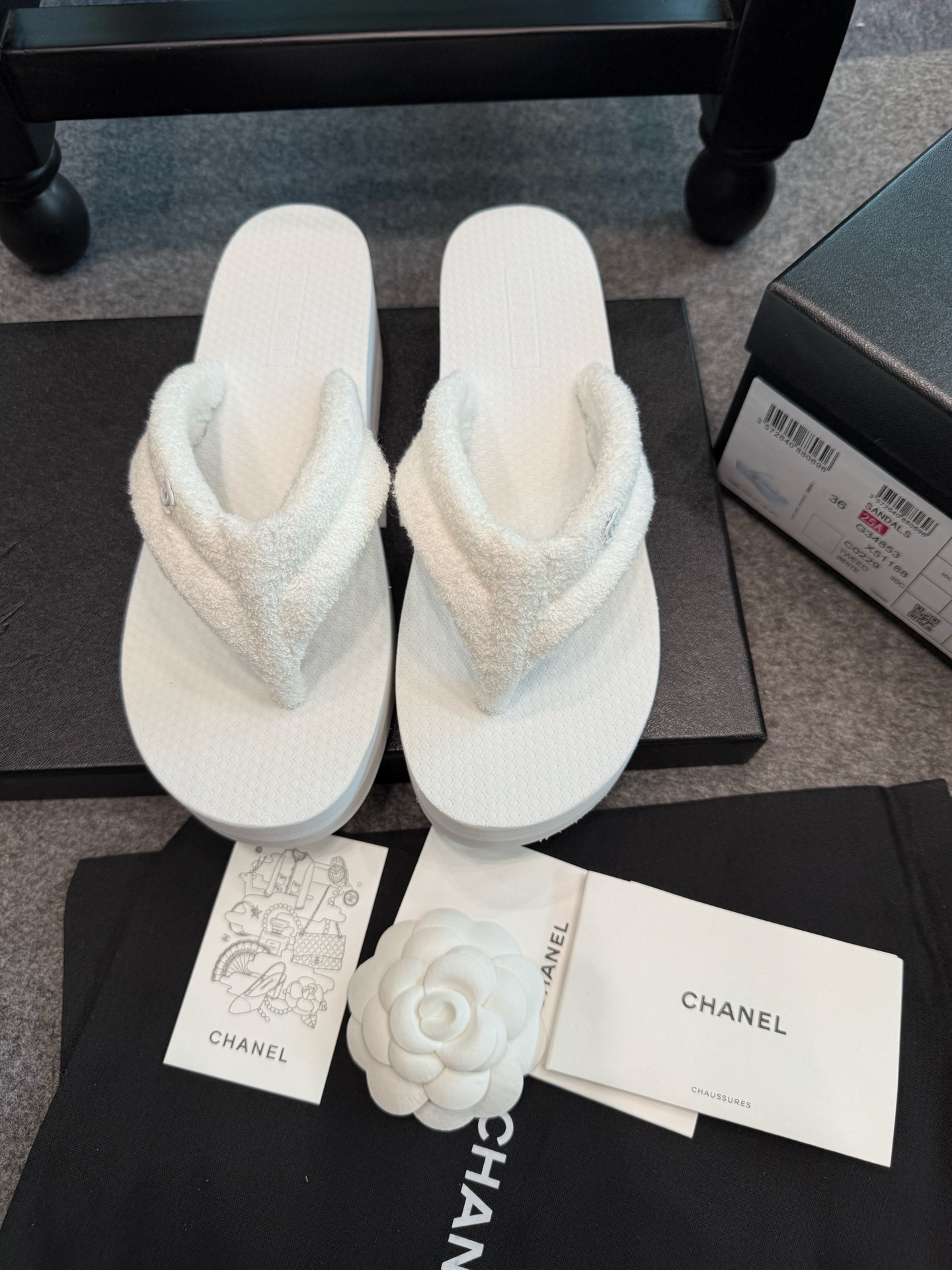 NO:240235,25s early spring series thick-soled clip-toe flip-flops CHANE* early spring series clip-toe flip-flops perfectly blend the casual vacation style and high-end ready-to-wear texture, creating a lazy but exquisite foot aesthetic. The soft towel upper is skin-friendly and breathable, and the upper is embellished with the brand's iconic metal logo, and the details interpret the low-key and luxurious brand elements. The 4.5cm micro-slope wedge quietly lengthens the leg lines, and walks like a flat ground, taking into account comfort and elegant body shape. EVA rubber foamed outsole is light and wear-resistant, carrying high-quality texture with minimalist design, allowing every step to be calm and free. Material towel cloth, outsole foamed combination sole, shoe size 35-39/40 customized without return and exchange., split-toe shoes, chanel1986090925s早春系列 厚底夹趾人字拖 CHANE*早春系列夹趾人字拖将随性度假风与高级成衣质感完美融合,打造慵懒却不失精致的足间美学. 柔软毛巾鞋面亲肤透气,鞋面点缀品牌标志性金属Logo,细节处诠释低调奢华的品牌元素 4.5cm微坡跟悄然拉长腿部线条,步履如履平地,兼顾舒适度与优雅体态, EVA橡胶发泡大底、轻盈耐磨,以极简设计承载高级质感,让每一步都踏出从容与自由 材质毛巾布 大底发泡组合大底 鞋码35-39/40定制不退换.,分趾鞋,chanel,Women's Shoes