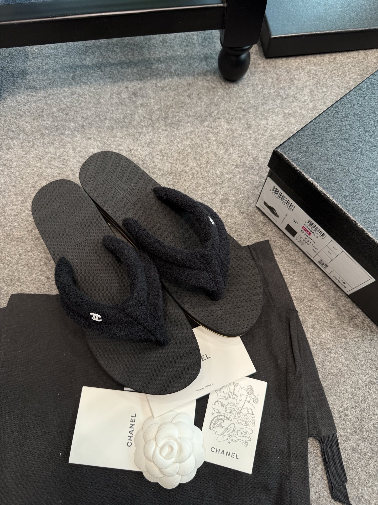 NO:240232,Chane*25s thick sole clamp toe stroke CHANE* early spring series clamp toe flip-flops perfectly blend the casual vacation style and high-end ready-to-wear texture to create a lazy but exquisite foot aesthetic. Soft towel upper is skin-friendly and breathable, and the upper is embellished with the brand's iconic metal logo, and the details interpret the low-key and luxurious brand elements. The 4.5cm micro-slope wedge quietly lengthens the leg lines, and takes into account the comfort and elegance of the body. EVA rubber foamed outsole is light and wear-resistant, carrying the high-quality texture with minimalist design, allowing every step to be calm and free. Material towel cloth, outsole foamed combination sole, shoe size 35-39/40 customized without return and exchange., split-toe shoes, chanel19860909Chane*25s厚底夹趾拖 CHANE*早春系列夹趾人字拖将随性度假风与高级成衣质感完美融合,打造慵懒却不失精致的足间美学. 柔软毛巾鞋面亲肤透气,鞋面点缀品牌标志性金属Logo,细节处诠释低调奢华的品牌元素 4.5cm微坡跟悄然拉长腿部线条,步履如履平地,兼顾舒适度与优雅体态, EVA橡胶发泡大底、轻盈耐磨,以极简设计承载高级质感,让每一步都踏出从容与自由 材质毛巾布 大底发泡组合大底 鞋码35-39/40定制不退换.,分趾鞋,chanel,Women's Shoes