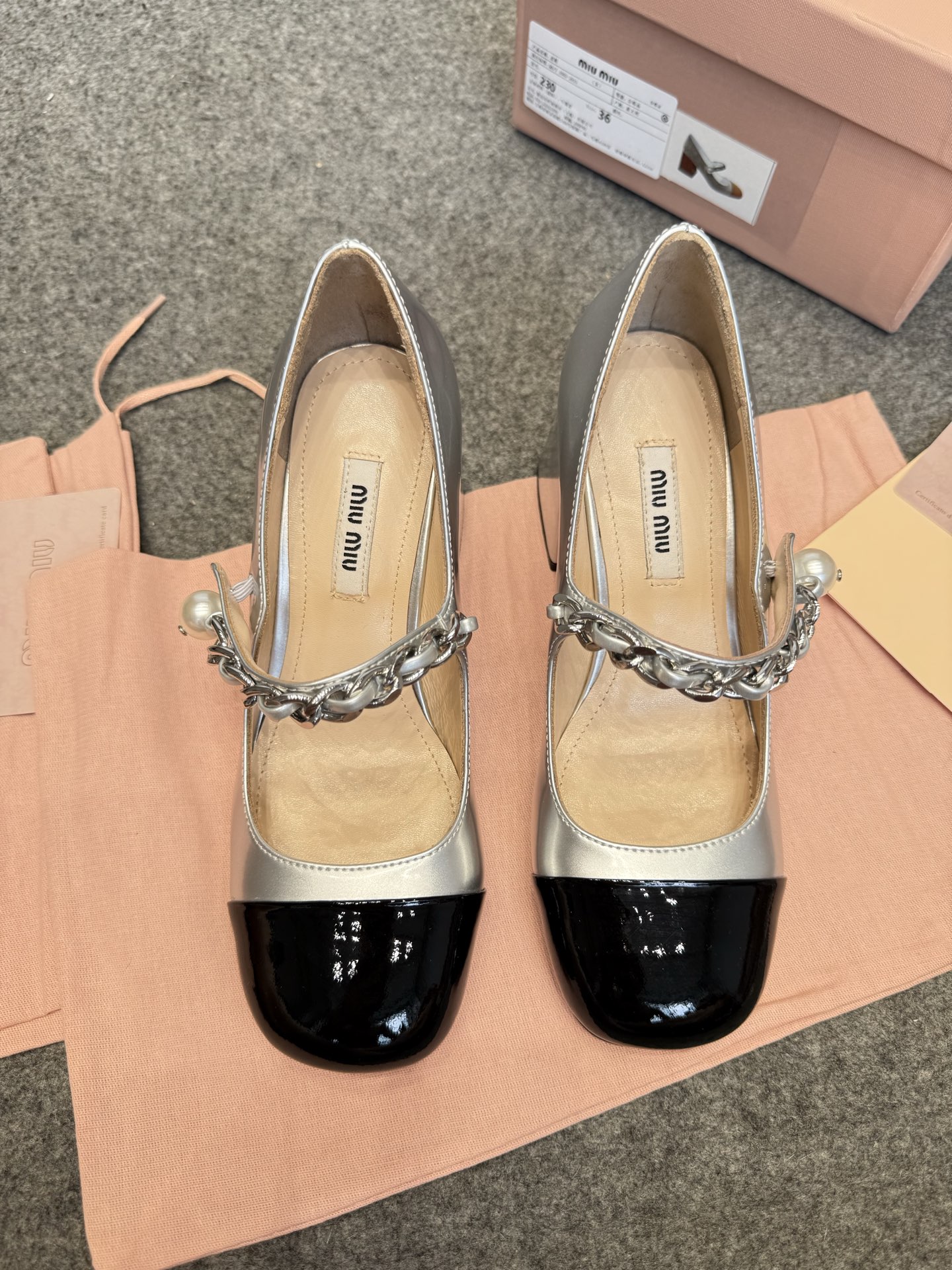 NO:240229,Fabric Leather MIUMI*SS23 classic Mary Jane pearl high heels Original mold opening top version Material Imported upper ox patent leather inner imported sheepskin lining Outsole Original mold opening genuine leather outsole Hardware original mold opening custom heel height 6.5cm Size 35-39 (34, 40, customized without return or replacement), single shoes Mary Jane, miumiu, mary jane, high heels, sheepskin, Leather soles19860909布面 皮面 MIUMI*SS23经典款玛丽珍珍珠高跟鞋 原版开模 顶级版本 材质 鞋面进口牛漆皮 内里进口羊皮里 大底原版开模真皮大底 五金原版开模定制 跟高6.5cm 码数35-39（34、40、定做不退不换）,单鞋玛丽珍,miumiu,mary jane,high heels,sheepskin,Leather soles,Women's Shoes