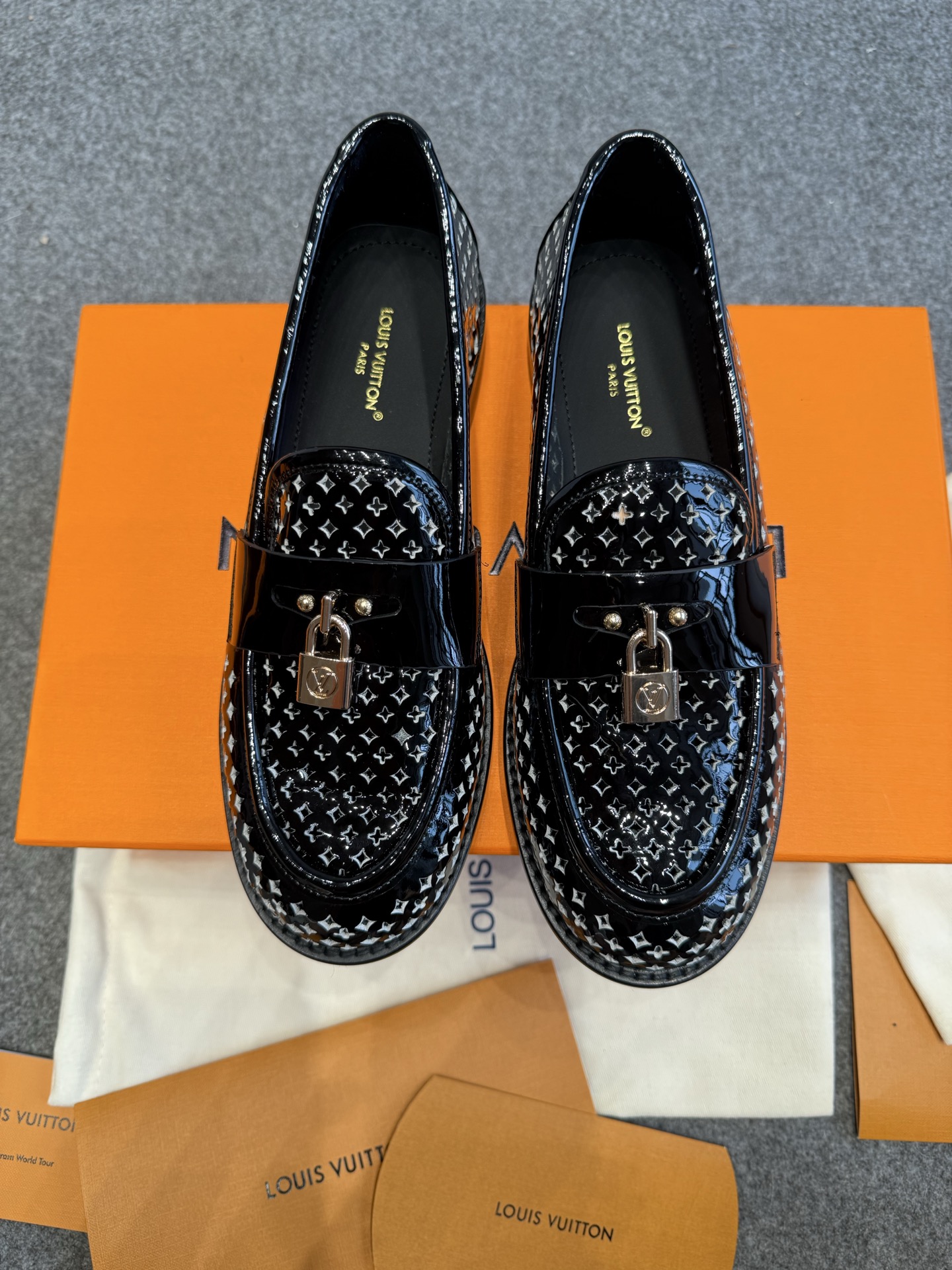 NO:240226,25Ss spring new Louis Vuitton LV lock ballet shoes hollow punching loafers Monogram floral perforated, and then decorated with cow patent leather trim and LV letter lock buckles to embellish the upper and slender shoelaces, making the classic round toe design reveal new ideas. The delicate leather outsole perfect the overall. Upper cowhide, inner footbed sheepskin sole Italian double-layer leather outsole size 35-39 (40.41 custom made without return or exchange), loafers, louis vuitton, louis vuitton, loafers, cowhide, sheepskin, Leather soles1986090925Ss春季新款Louis Vuitton LV 锁扣芭蕾鞋镂空冲孔乐福鞋 Monogram 花卉穿孔,再以牛漆皮饰边和LV字母锁扣装饰分别点缀鞋面和纤细鞋带,令经典圆头设计流露新意.细腻皮革外底完善整体. 鞋面牛皮 内里垫脚羊皮 鞋底意大利双层真皮大底 码数35-39（40.41定做不退换）,乐福鞋,louis vuitton,louis vuitton,loafers,cowhide,sheepskin,Leather soles,Women's Shoes